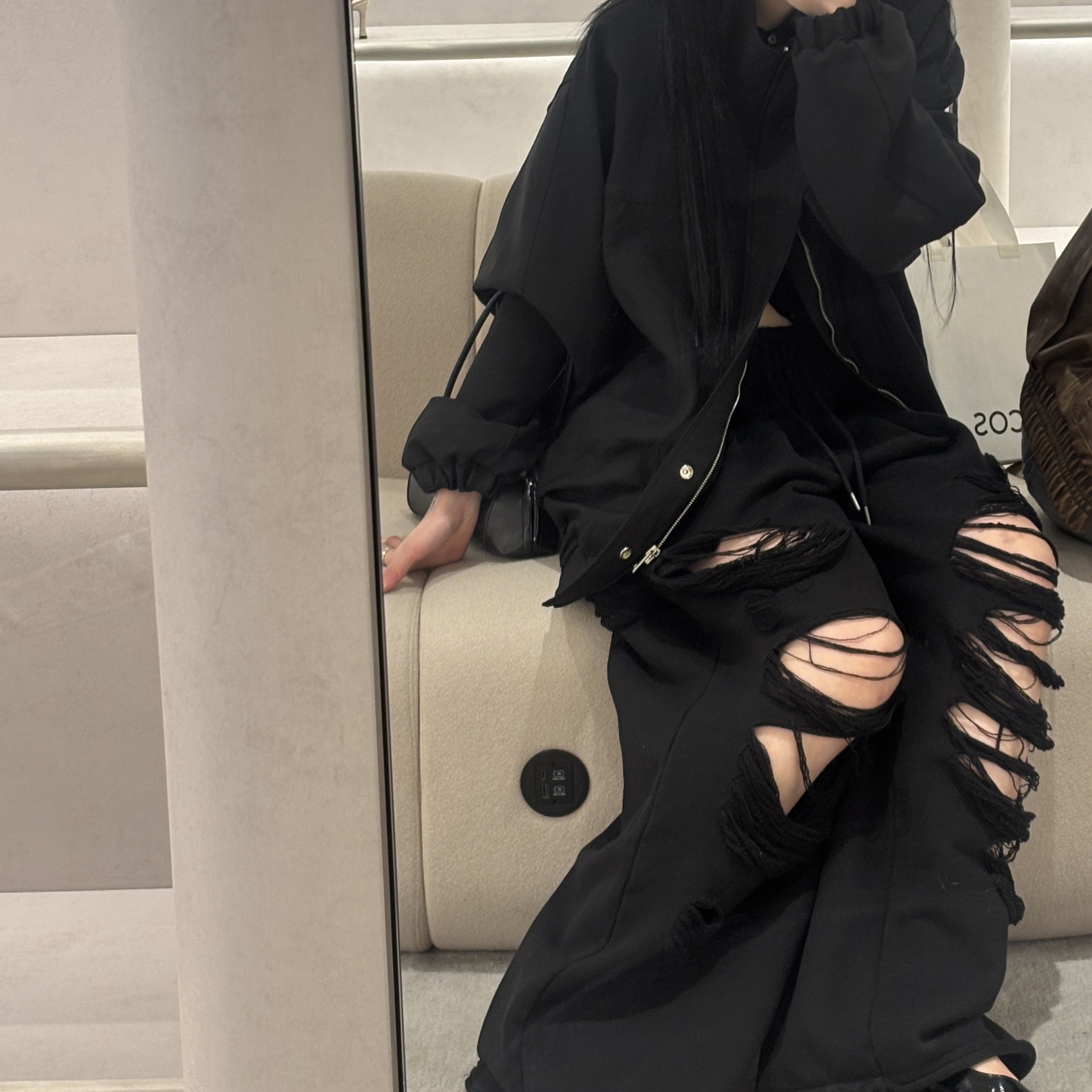 비비안 웨스트우드 원 로우 펄 바스 릴리프 초커 실버, (W) 트리밍버드 스크래치 데미지 와이드 스웨트팬츠 블랙 착용 스타일 - 3