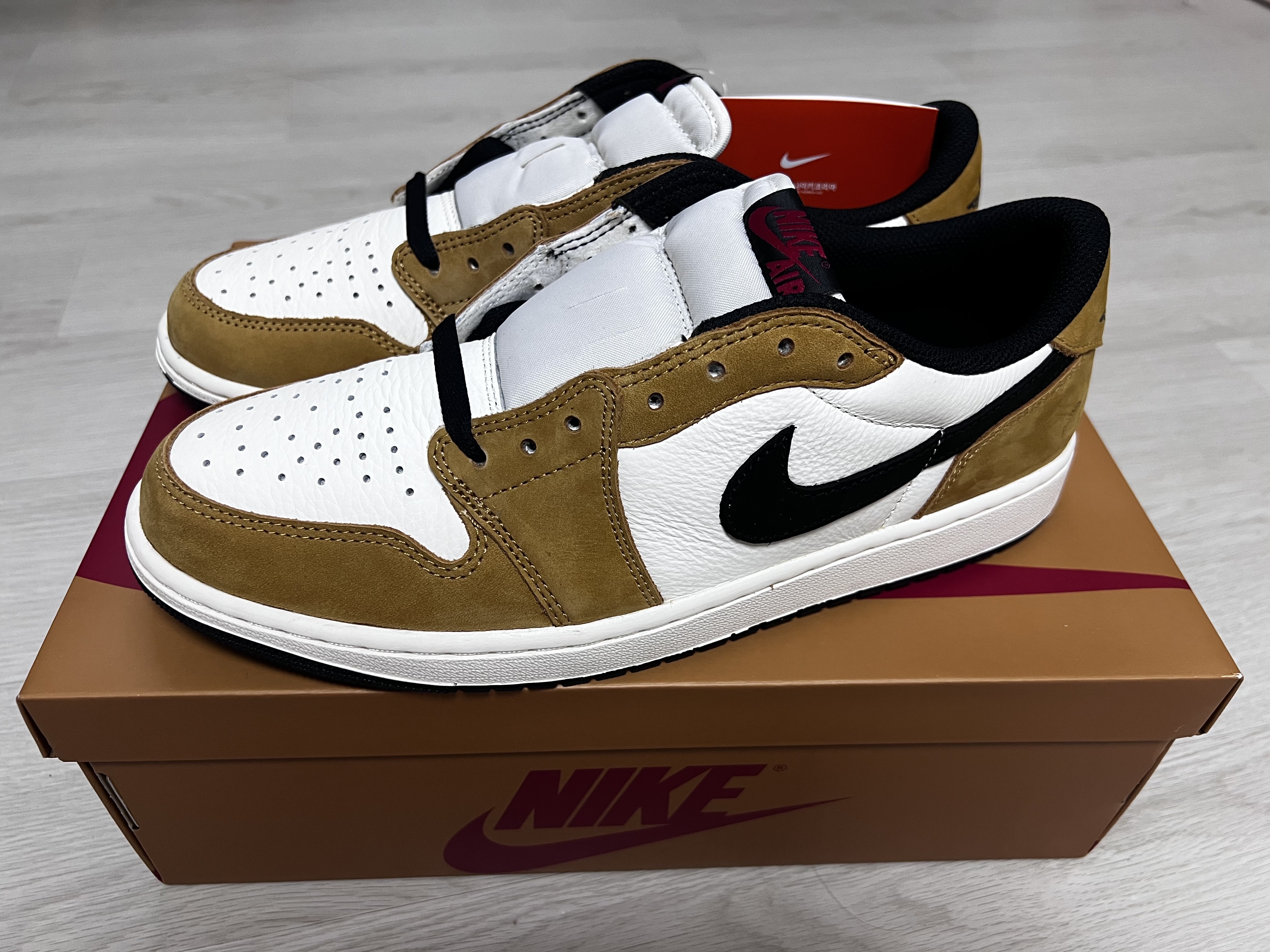 Jordan 1 Low OG Sail and Golden Harvest 착용 스타일