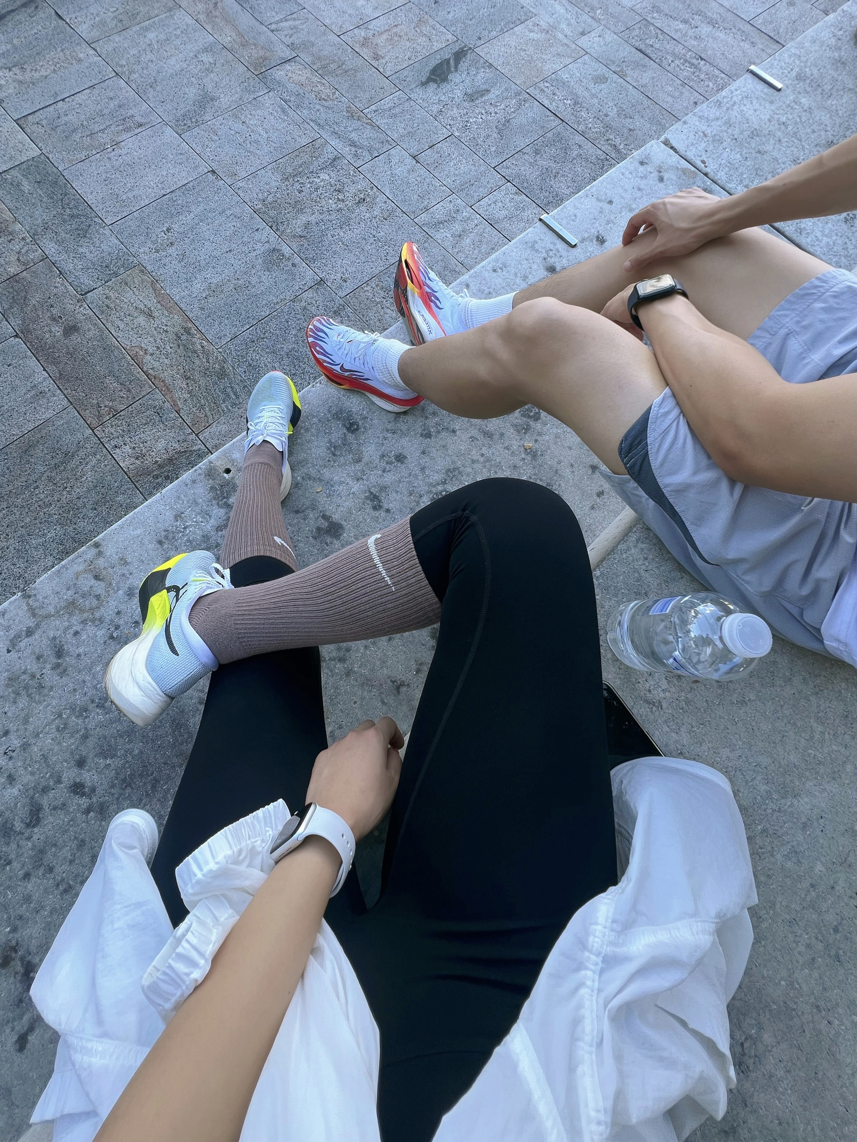 Asics Metaspeed Sky Paris Light Blue Black, Nike ZoomX Vaporfly Next% 3 PRM White Habanero Red 착용 스타일