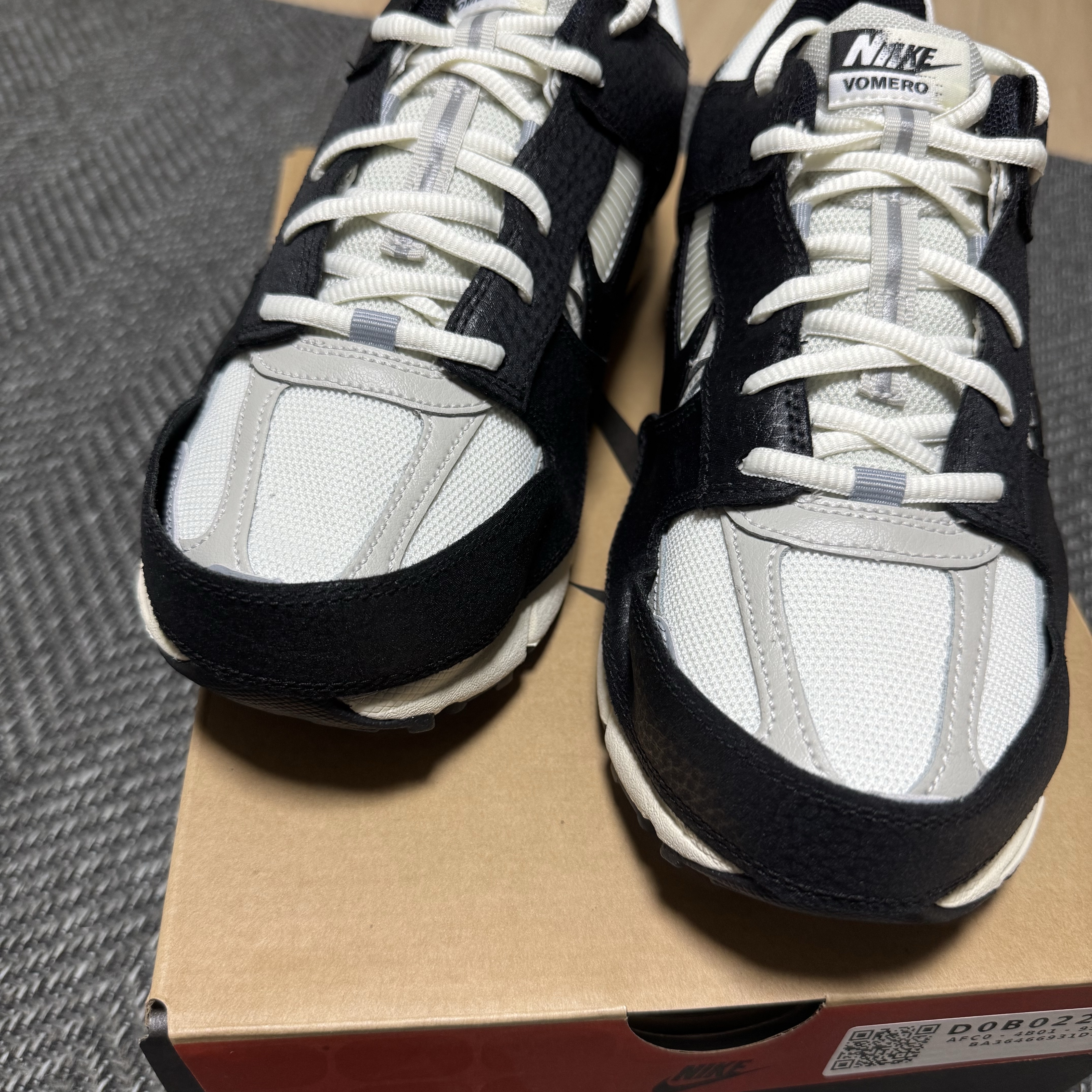 (W) Nike Zoom Vomero 5 Wolf Grey and Black 착용 스타일 - 1