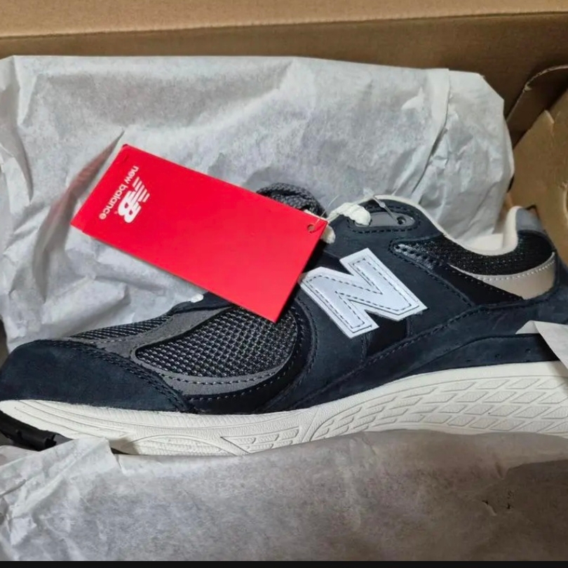 New Balance 2002R Premium Vintage Navy Grey 착용 스타일