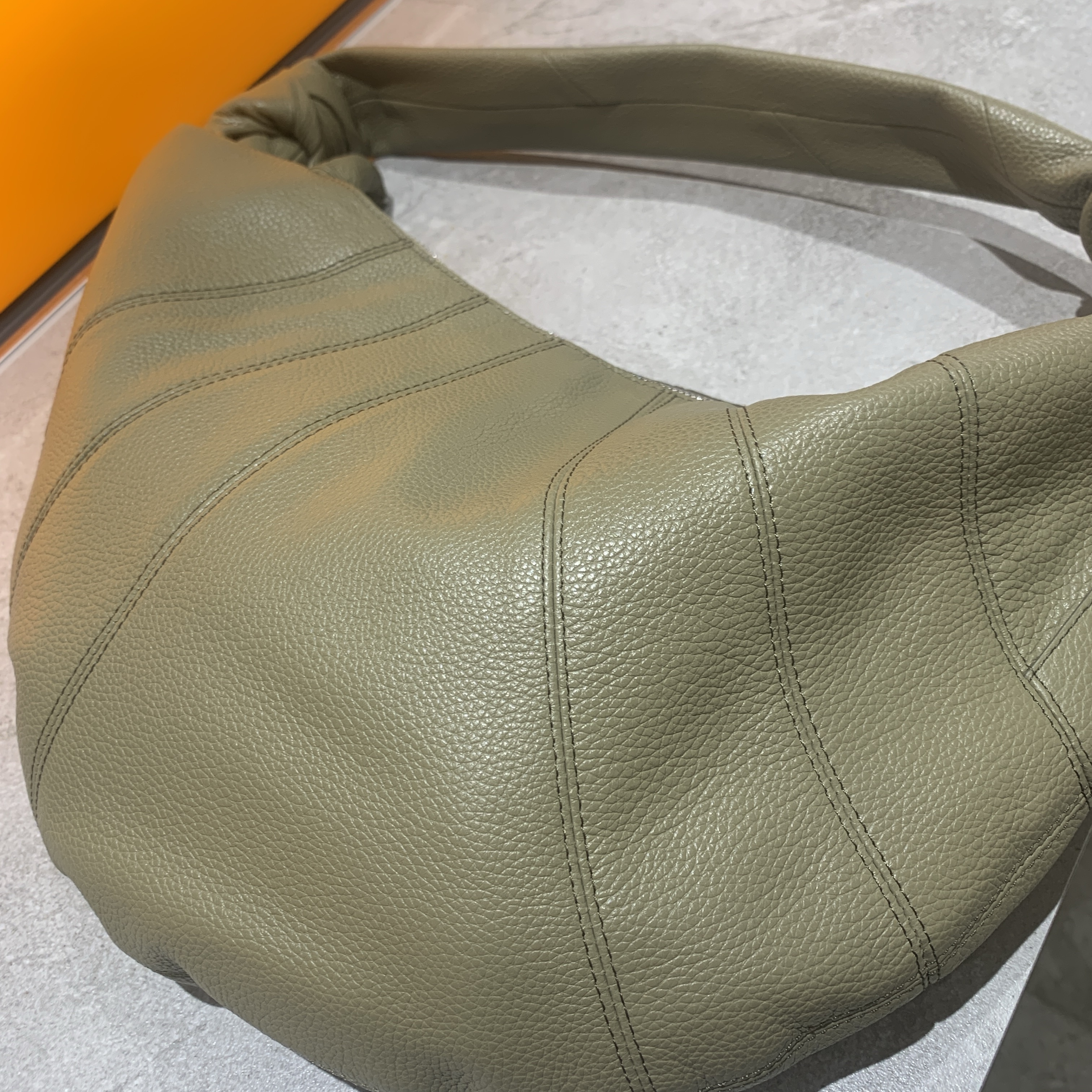 Lemaire Fortune Croissant Bag Soft Grained Leather Dusty Khaki 착용 스타일