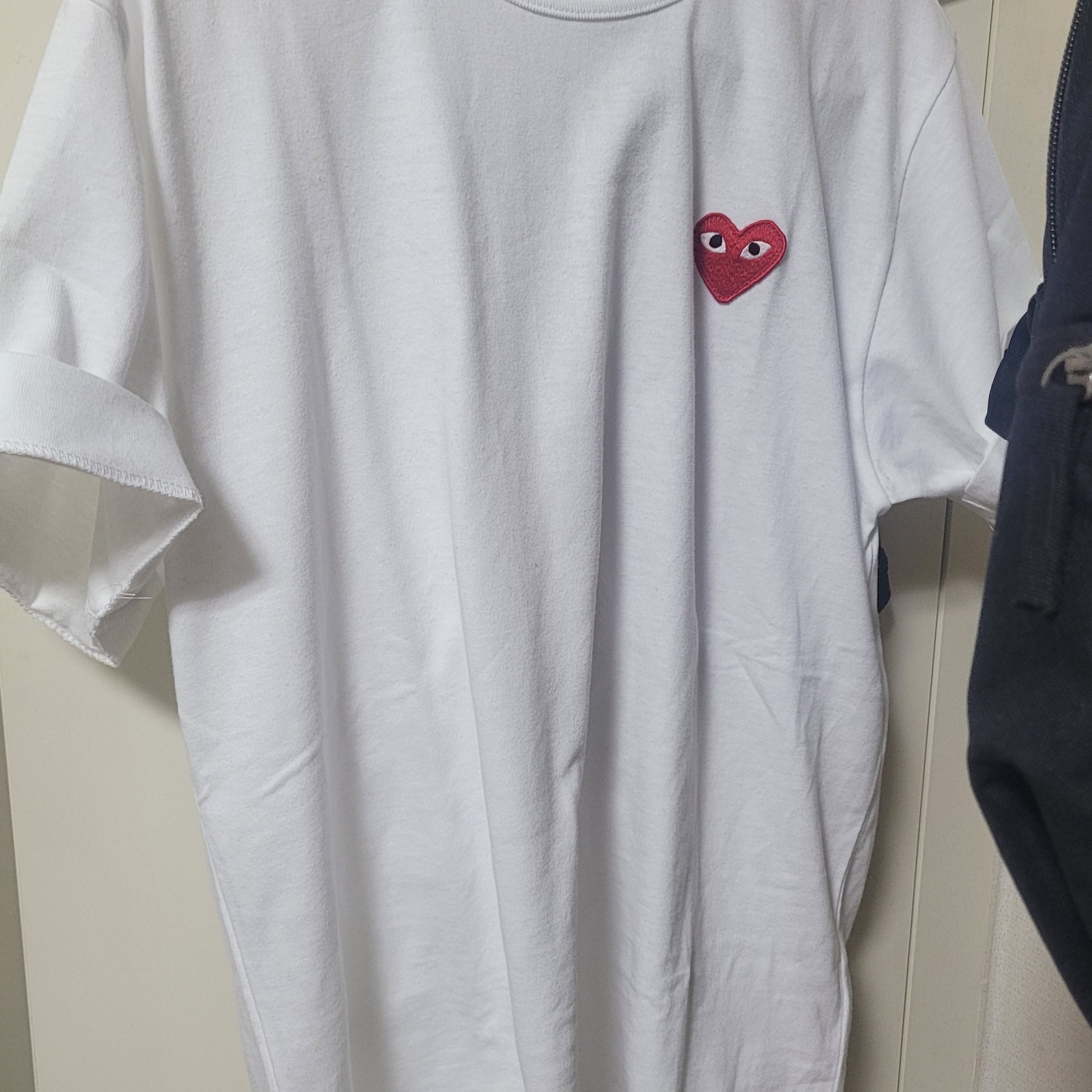 Play Comme des Garcons Red Heart T-Shirt White 착용 스타일