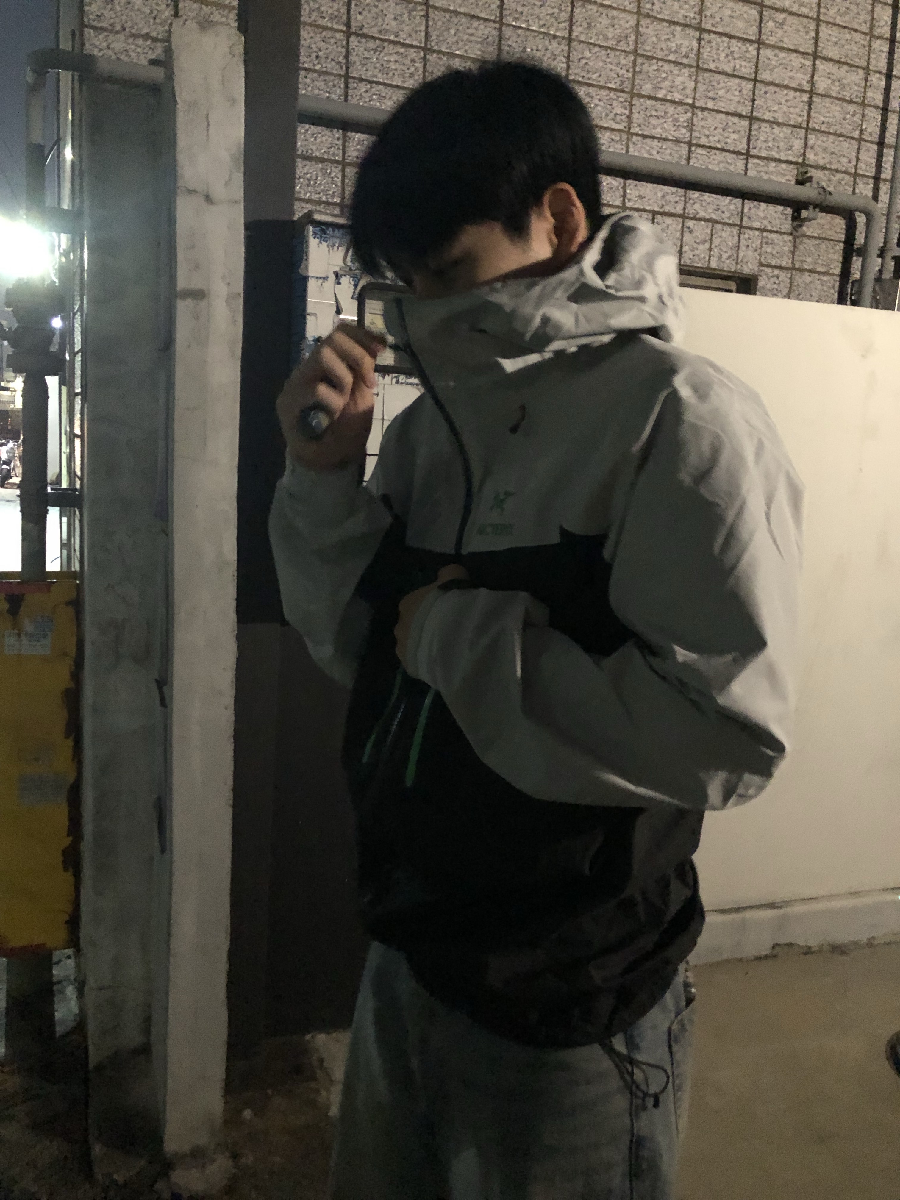 Arc'teryx Alpha Jacket Black Solitude 착용 스타일 - 1