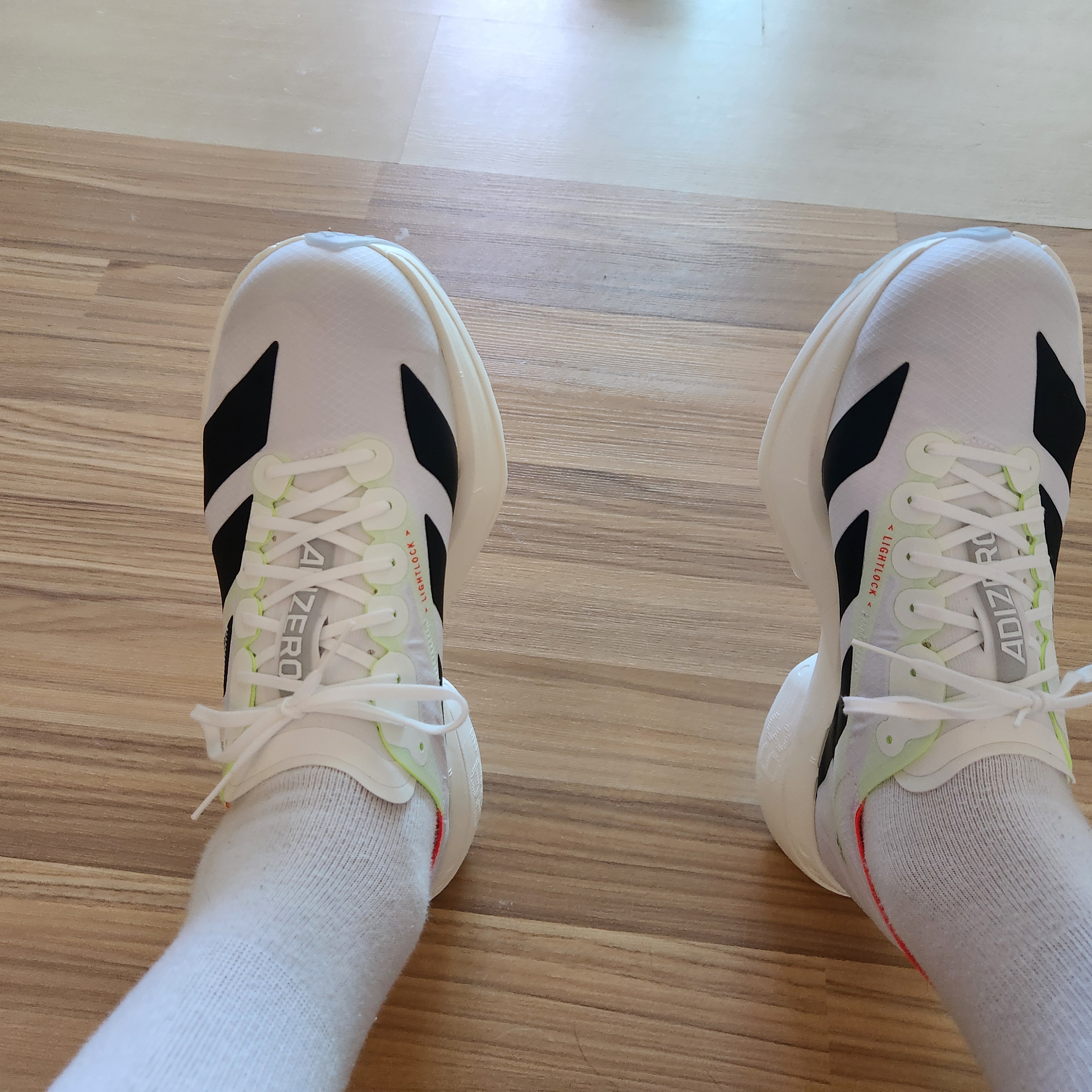 Adidas Adizero Adios Pro 4 Cloud White Core Black 착용 스타일 - 2