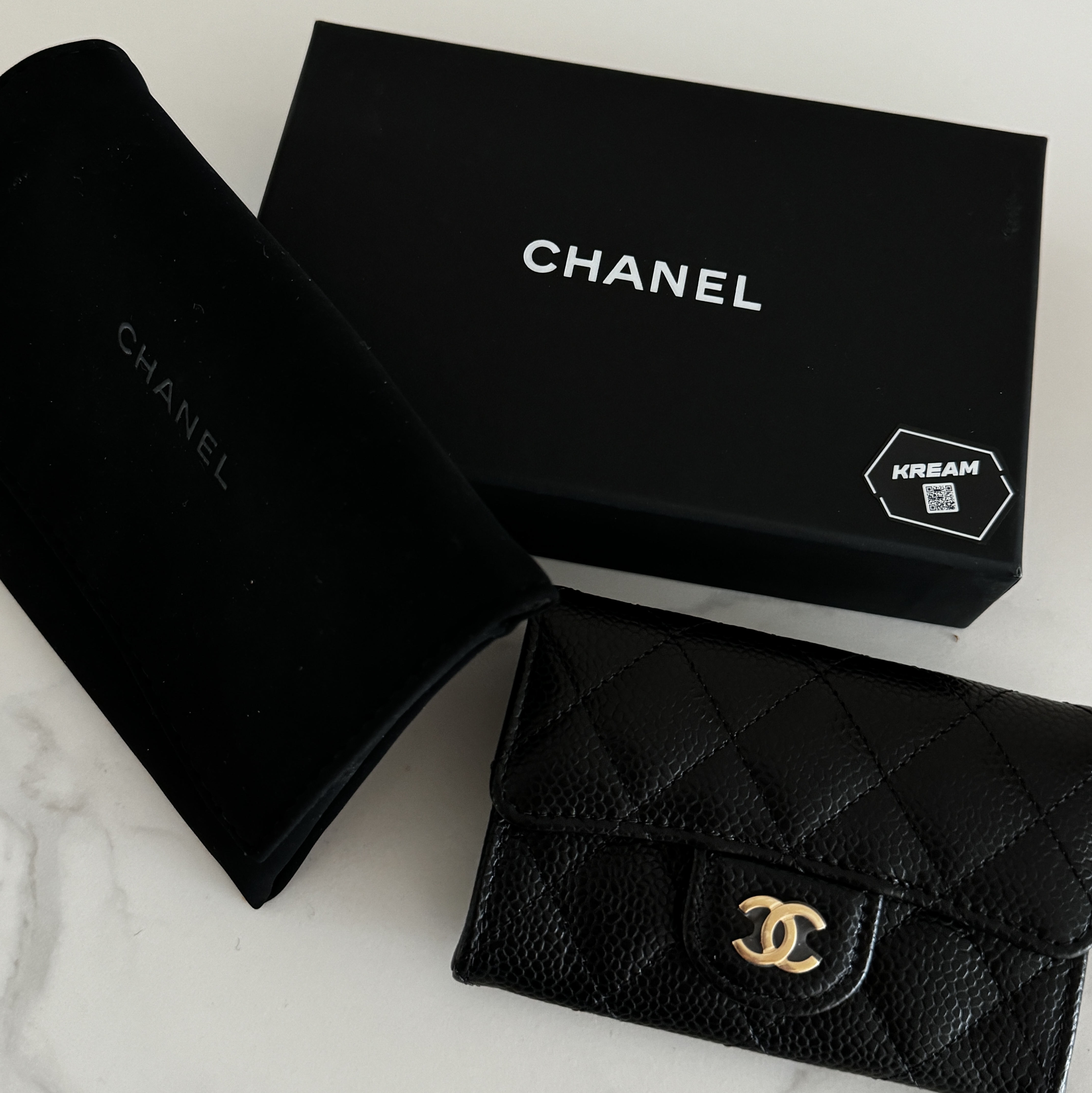 Chanel Classic Card Holder Grained Calfskin & Gold Black 착용 스타일