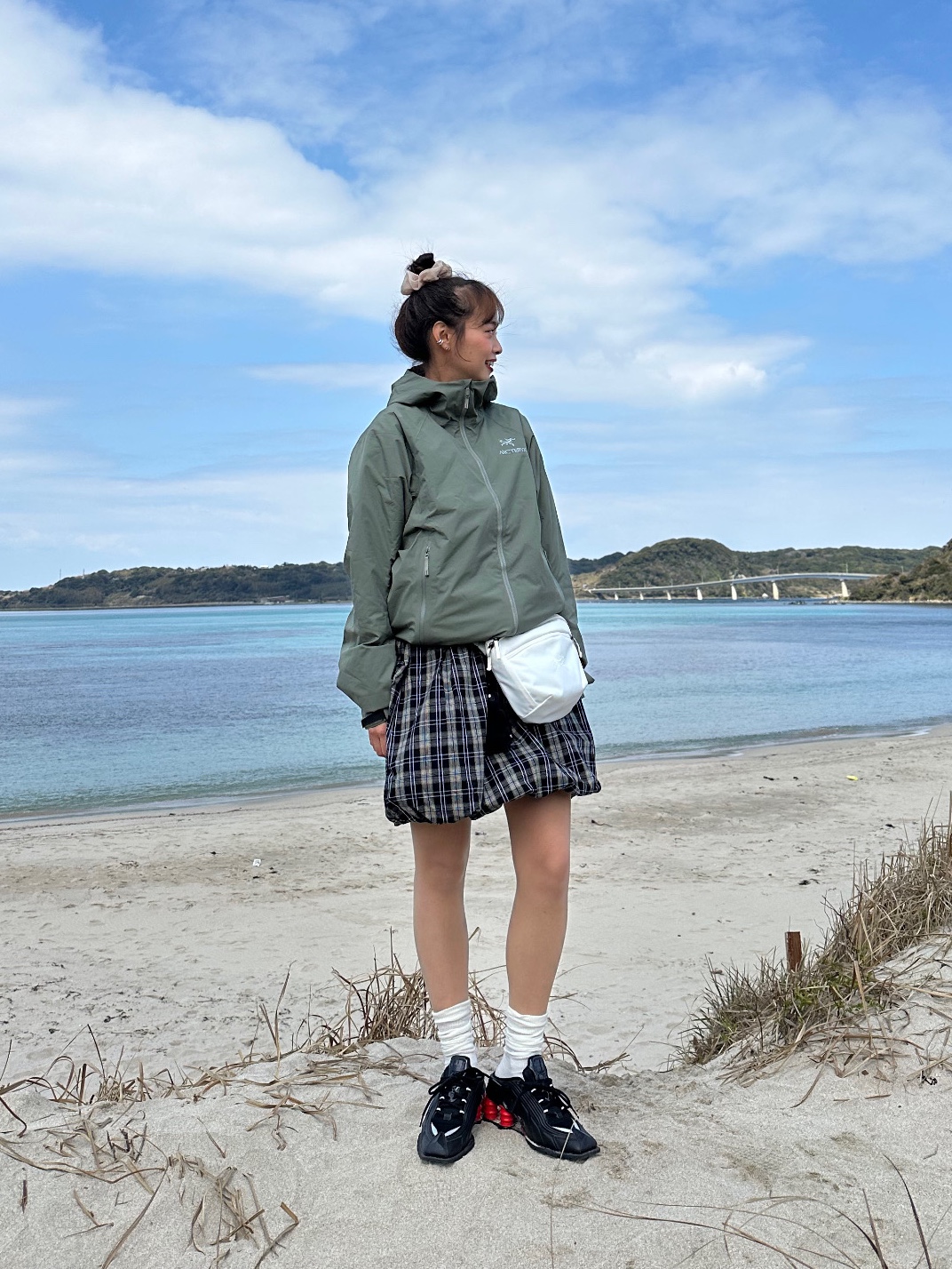 Arc'teryx Kadin Hoody Black, Arc'teryx Mantis 1 Waistpack Whiteout 착용 스타일 - 3