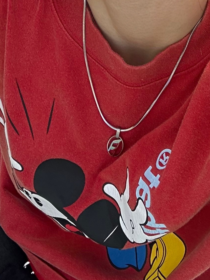 Thisisneverthat x Disney Mickey Jumping T-Shirt Red, Mischief Rhombus Carabiner Mini Pouch Charcoal 착용 스타일 - 3