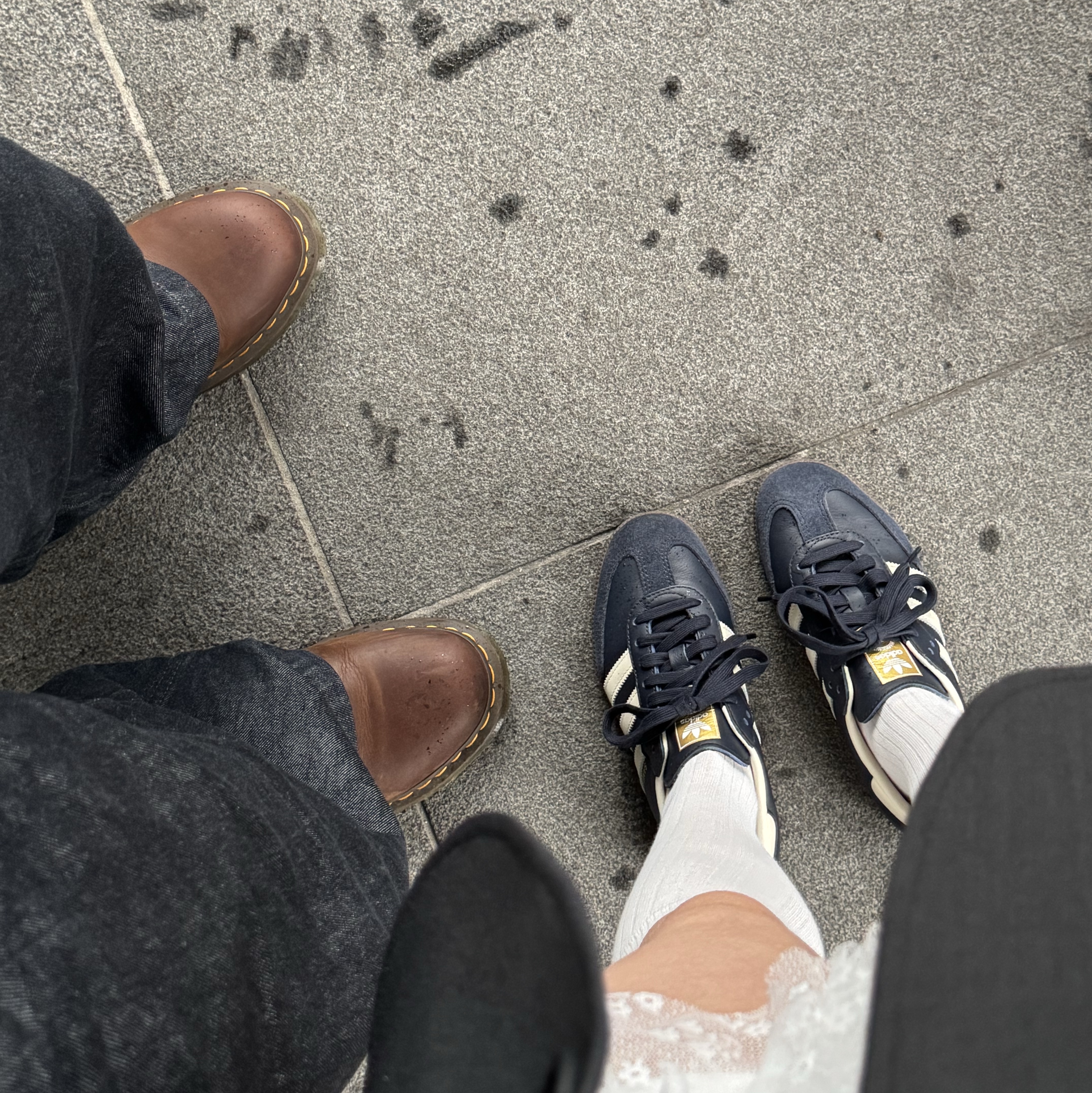 Adidas Samba OG Night Navy Cream White, Dr. Martens 1461 Crazy Horse Dark Brown 착용 스타일