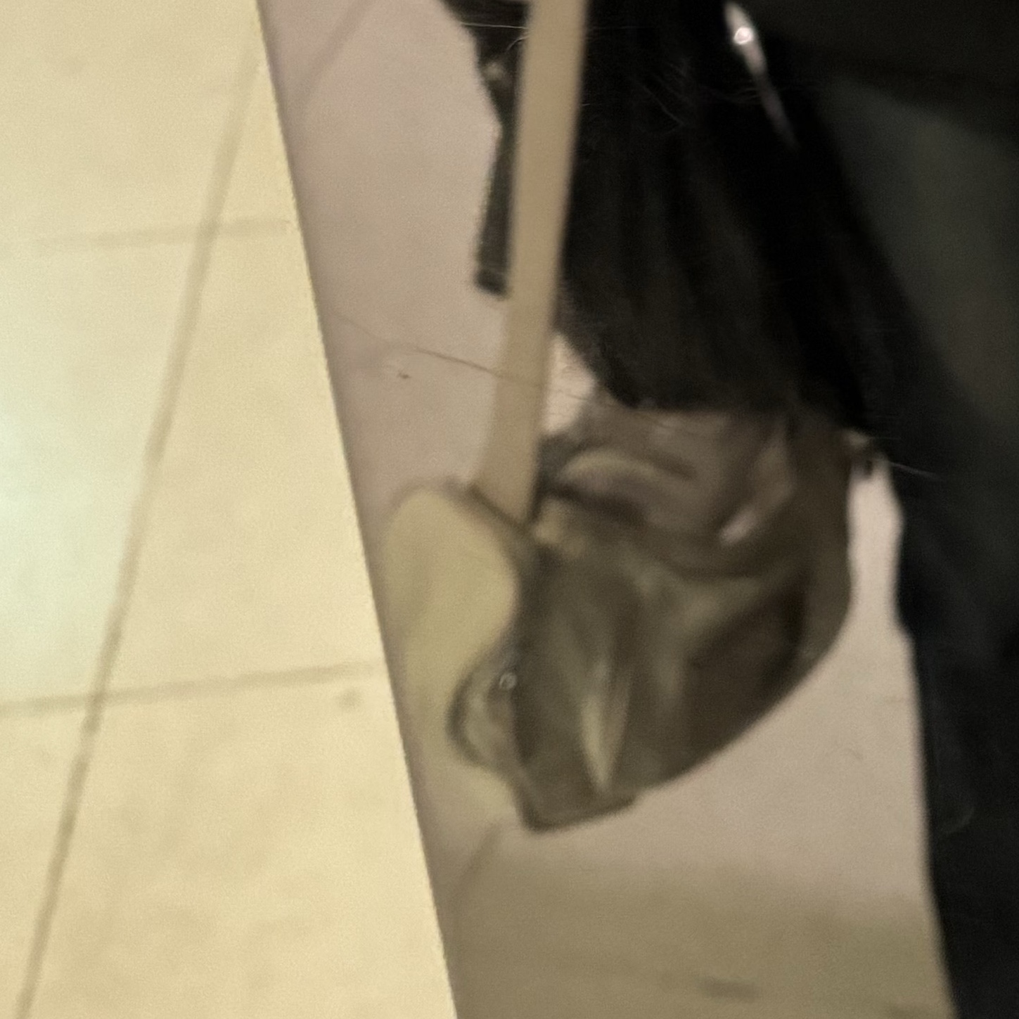 Matin Kim Madeleine Round Bag Light Beige 착용 스타일