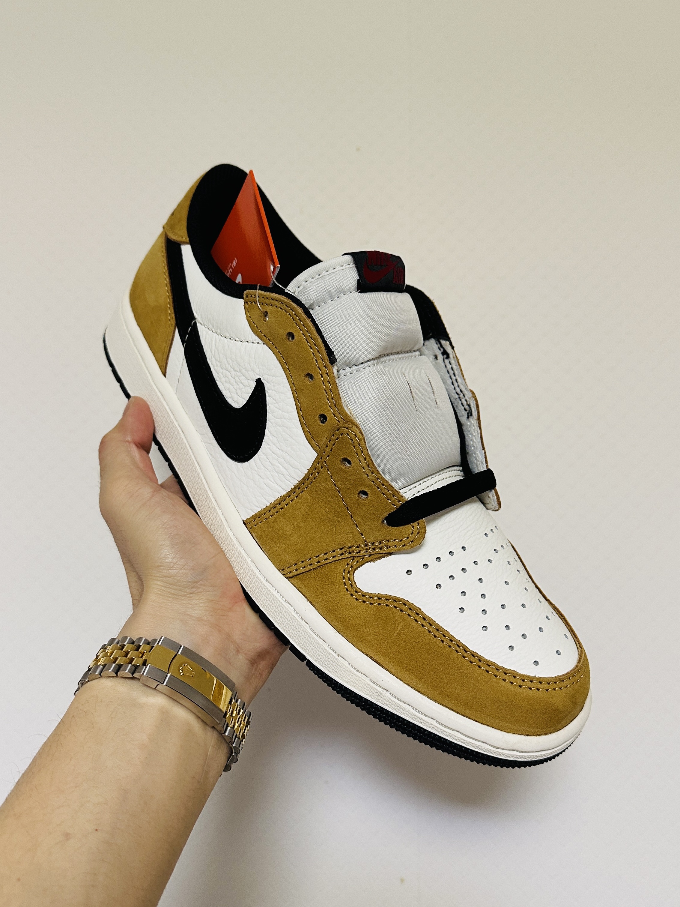 Jordan 1 Low OG Sail and Golden Harvest 착용 스타일
