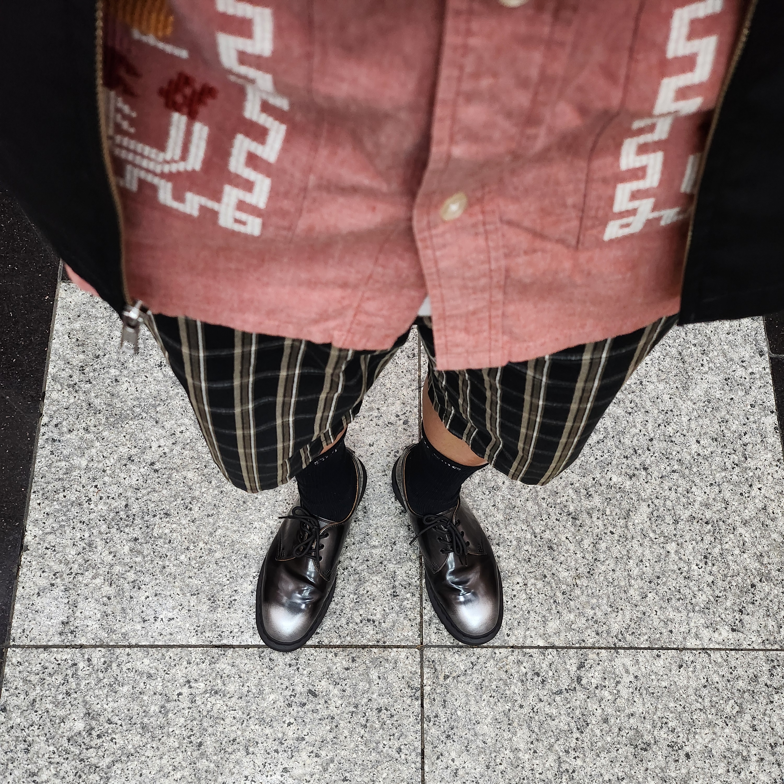 Dr. Martens x Supreme 1461 Gray Silver 착용 스타일 - 3