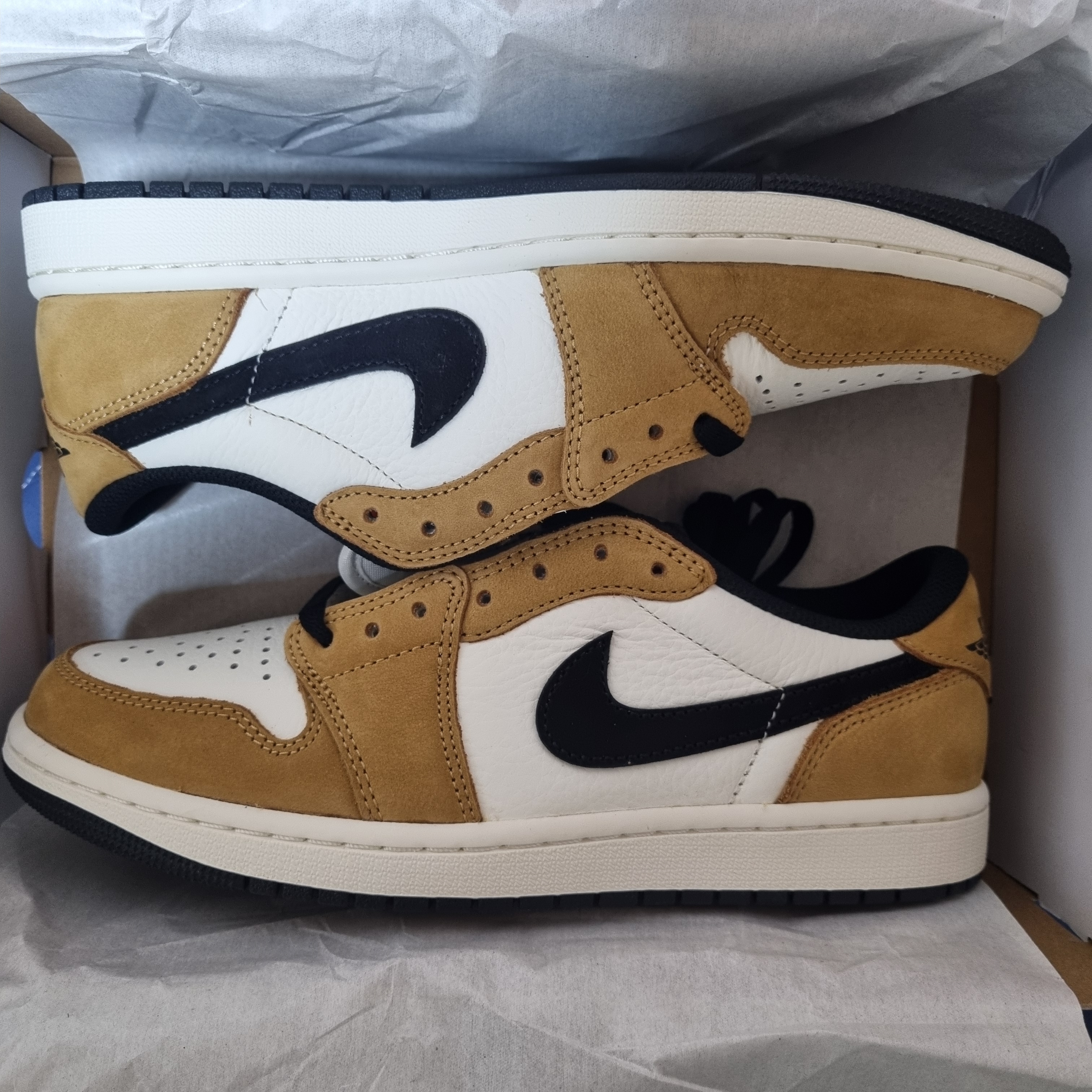 Jordan 1 Low OG Sail and Golden Harvest 착용 스타일