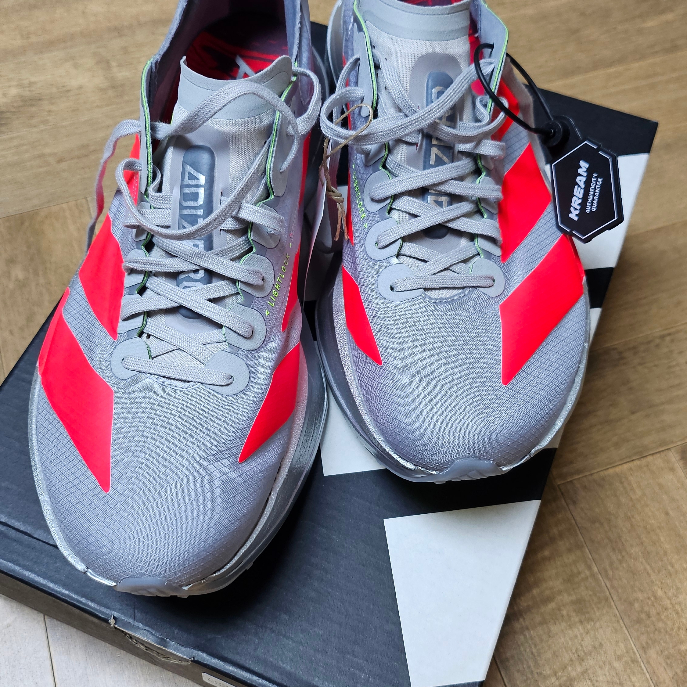 Adidas Adizero Adios Pro 4 Silver Metallic Lucid Red 착용 스타일