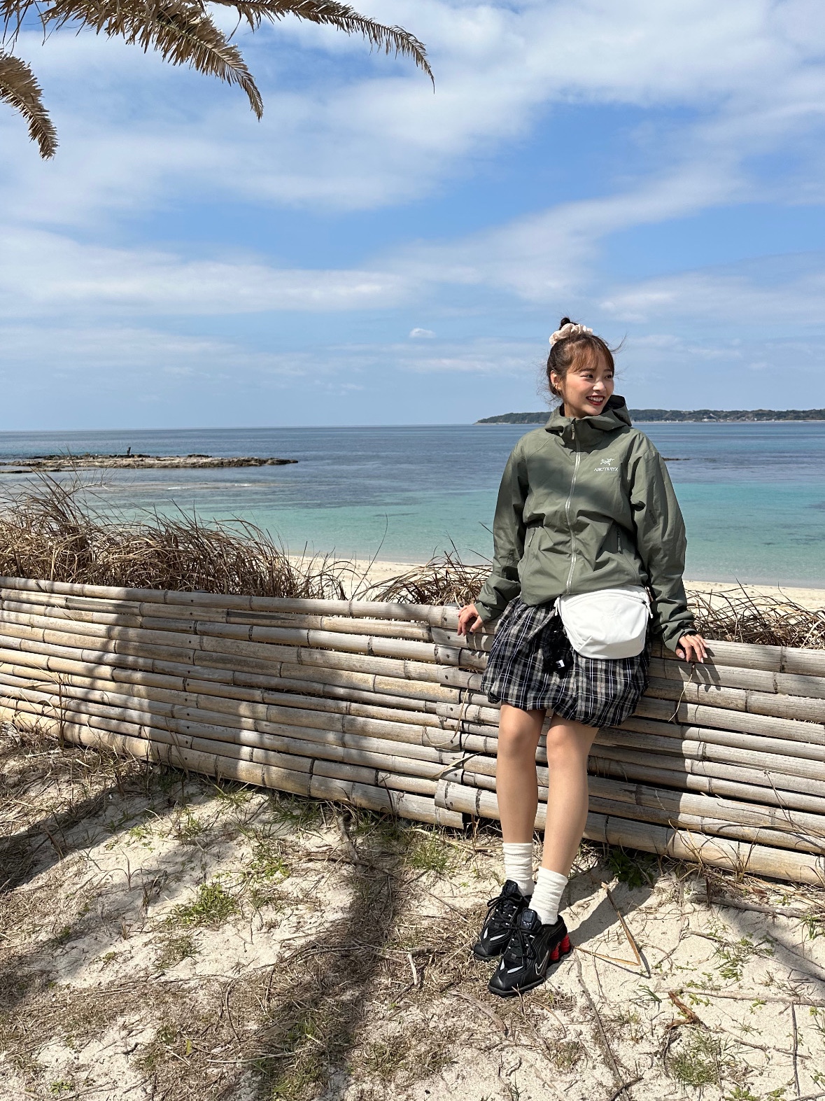 Arc'teryx Kadin Hoody Black, Arc'teryx Mantis 1 Waistpack Whiteout 착용 스타일 - 4