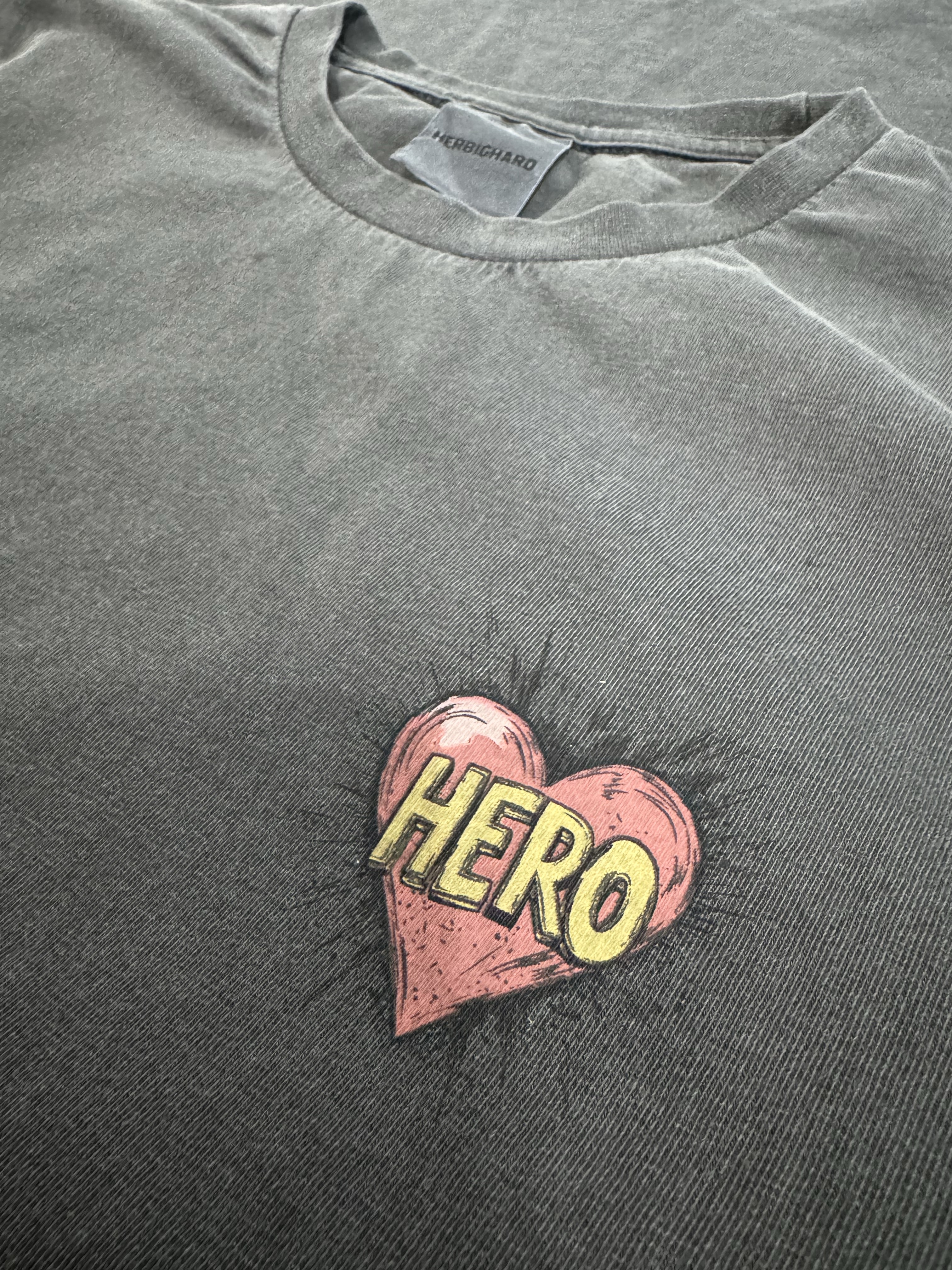 'HERO' Cartoon T-Shirt A 착용 스타일 - 1
