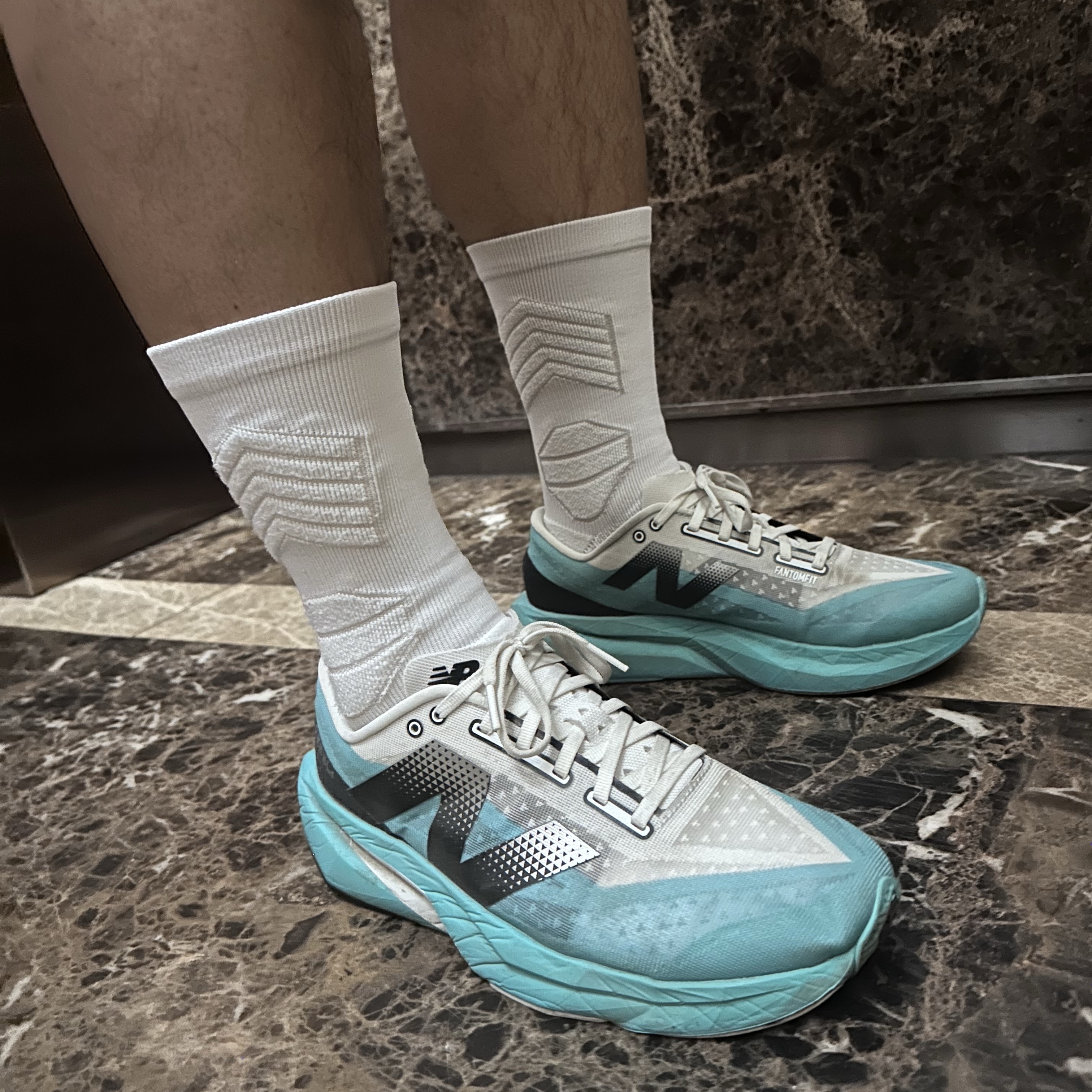 On Running Lightweight Cap Black, New Balance Fuelcell Rebel v4 Cyber Jade White - 2E Wide 착용 스타일 - 2