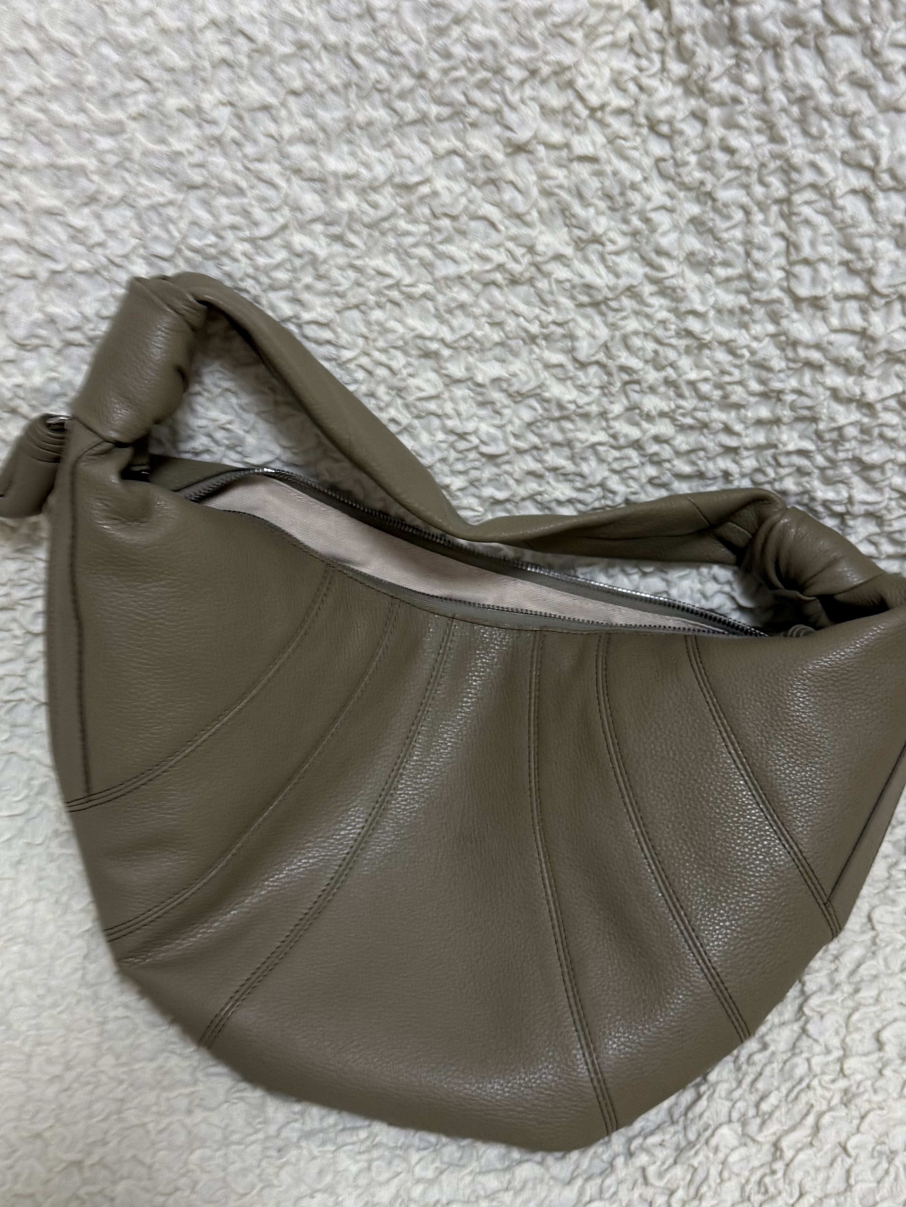 Lemaire Fortune Croissant Bag Soft Grained Leather Dusty Khaki 착용 스타일 - 1