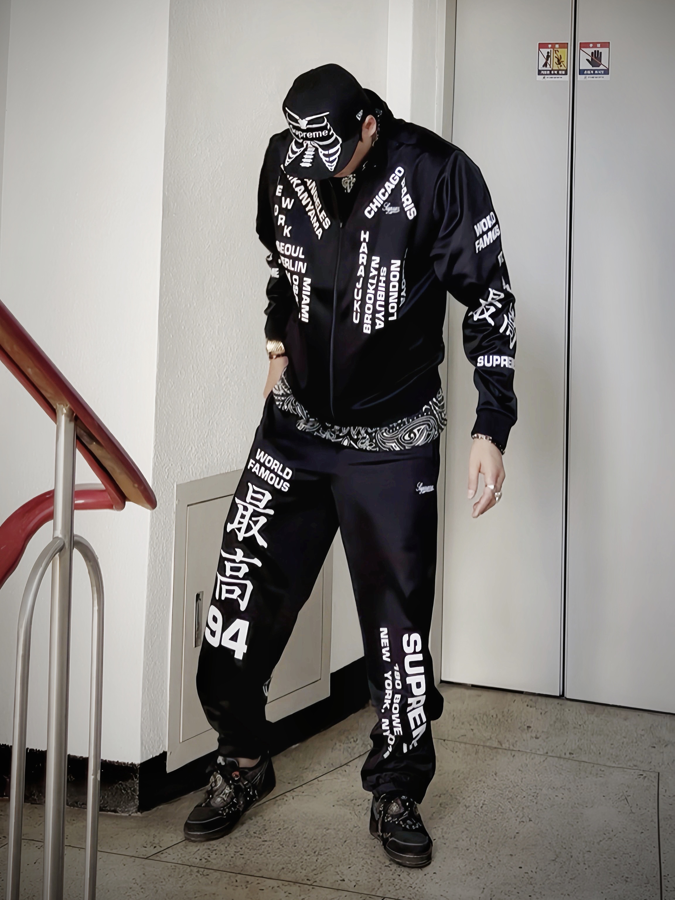 Supreme Bones Box Logo New Era Black - 25SS, Supreme Worldwide Tricot Track Jacket Black - 25SS 착용 스타일 - 1