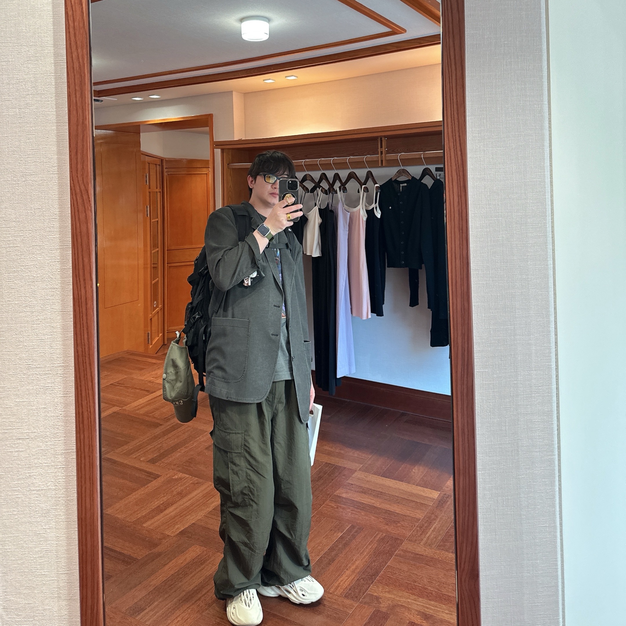 Aviemuah Ave Phone Knob Gold, Adidas Yeezy Foam RNNR Stone Salt 착용 스타일 - 1