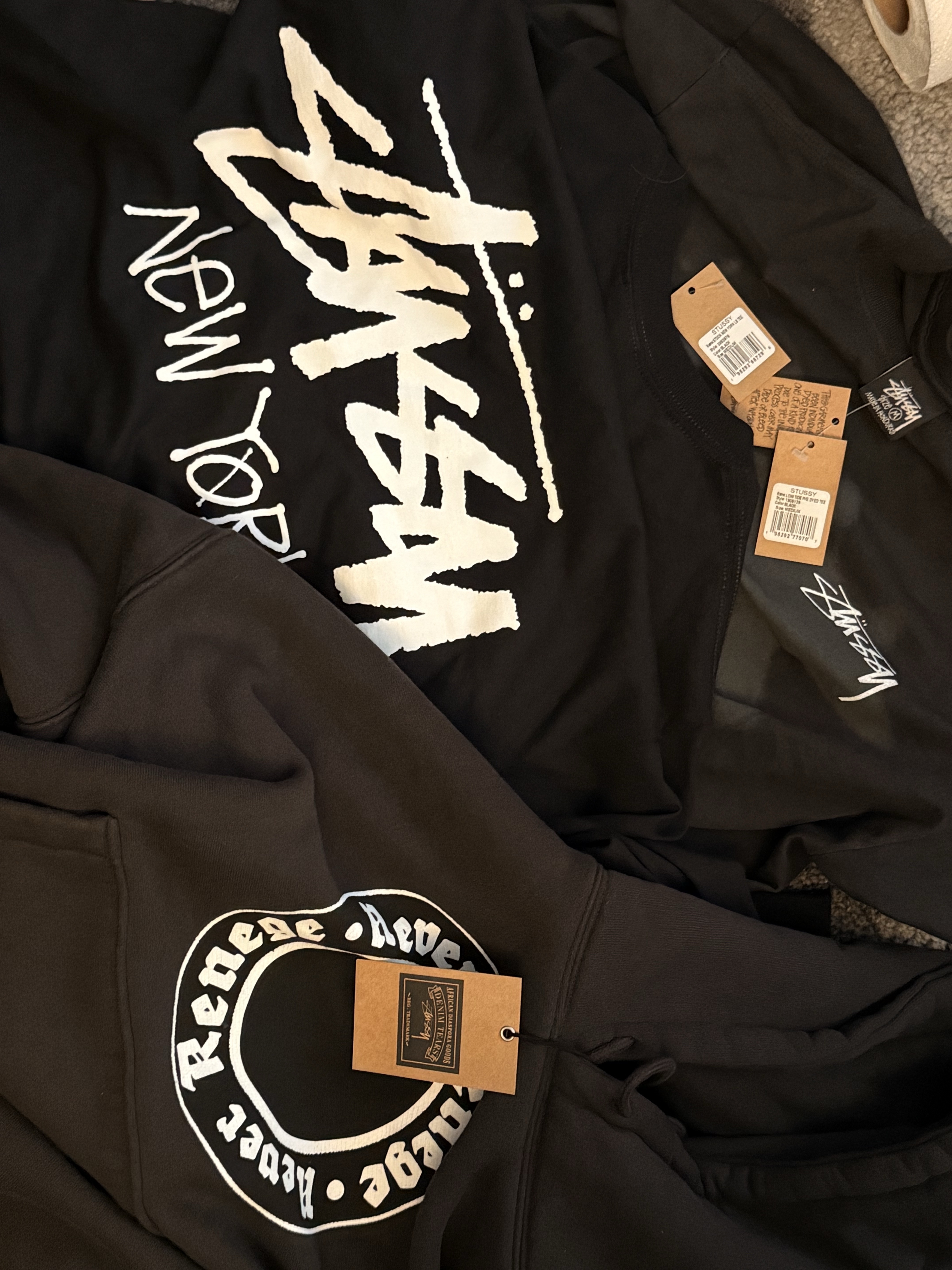 Stussy x Denim Tears Graphic Hoodie Black, Stussy Low Tide Pigment Dyed T-Shirt Black 착용 스타일 - 1