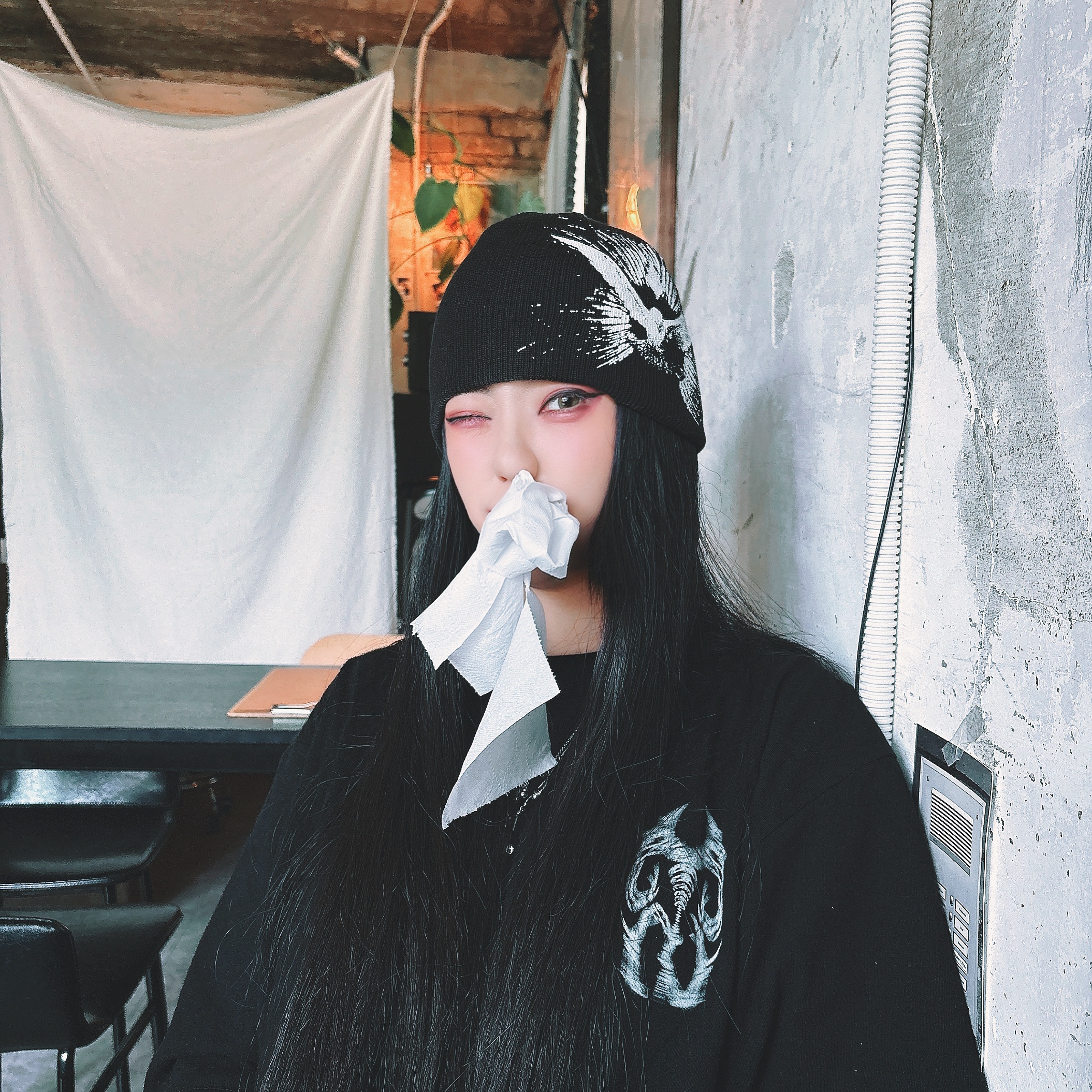 Punch Drunk Parties Dovey Dovey Silicone Print Beanie BLACK 착용 스타일 - 1