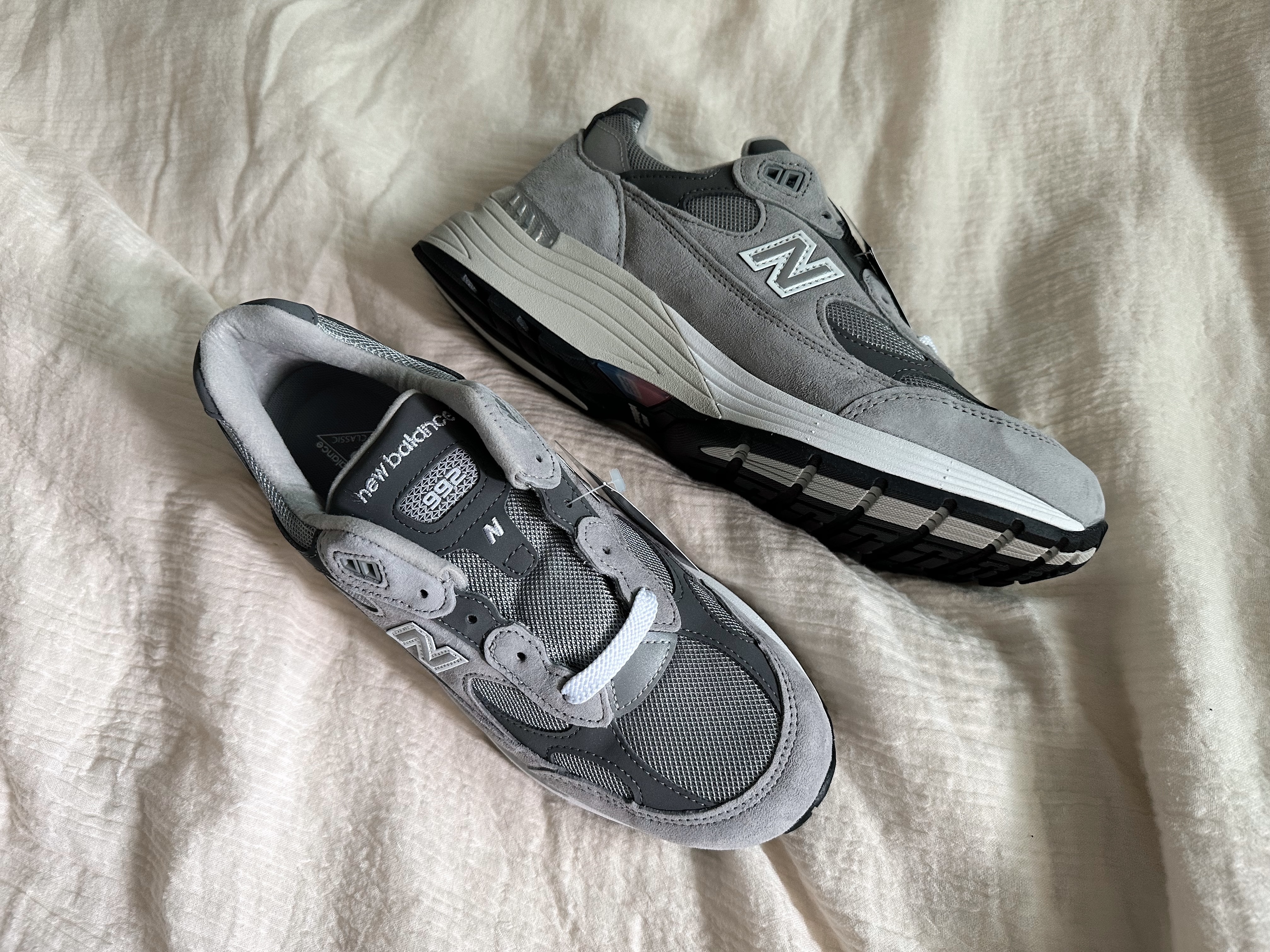 New Balance 992 Made in USA Core Grey Silver Metallic 착용 스타일