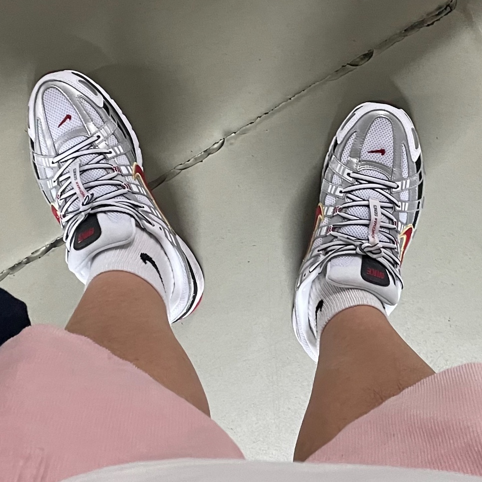 (W) Nike P-6000 Metallic Silver Red 착용 스타일