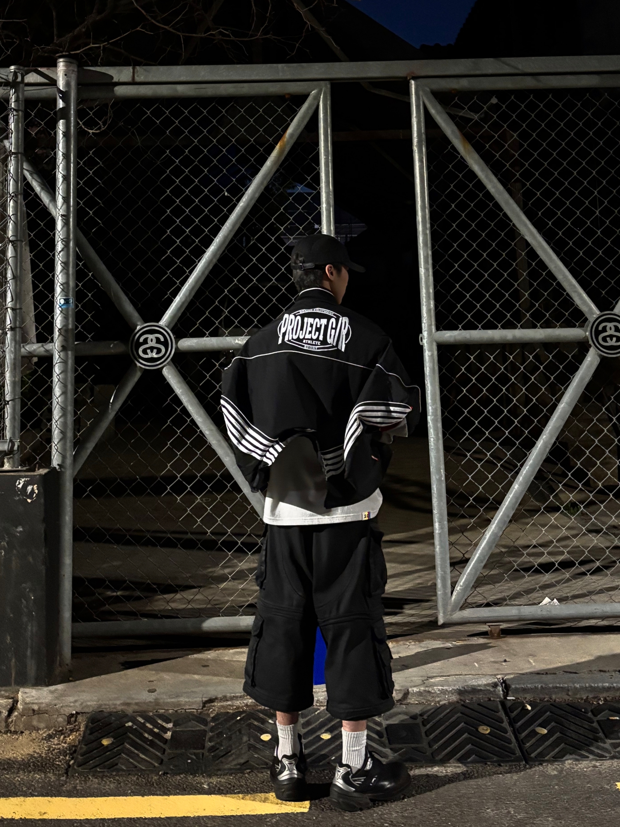 Supreme Washed Chino Twill Camp Cap Black, Project G/R Upside Down Track Jacket Black 착용 스타일 - 4