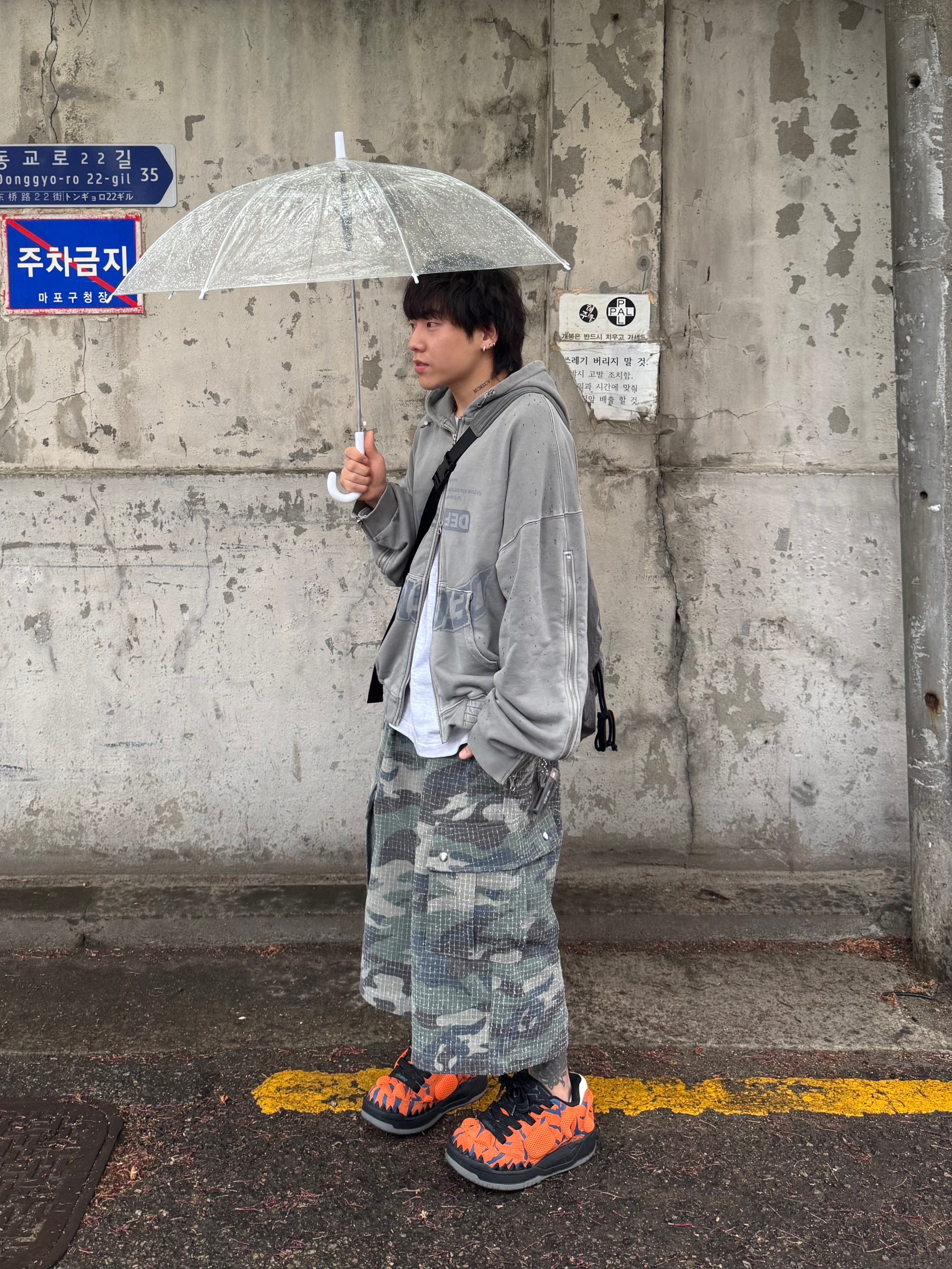 DEFGARMENTS Dirty Washed Hood Zipup Brown 착용 스타일 - 2