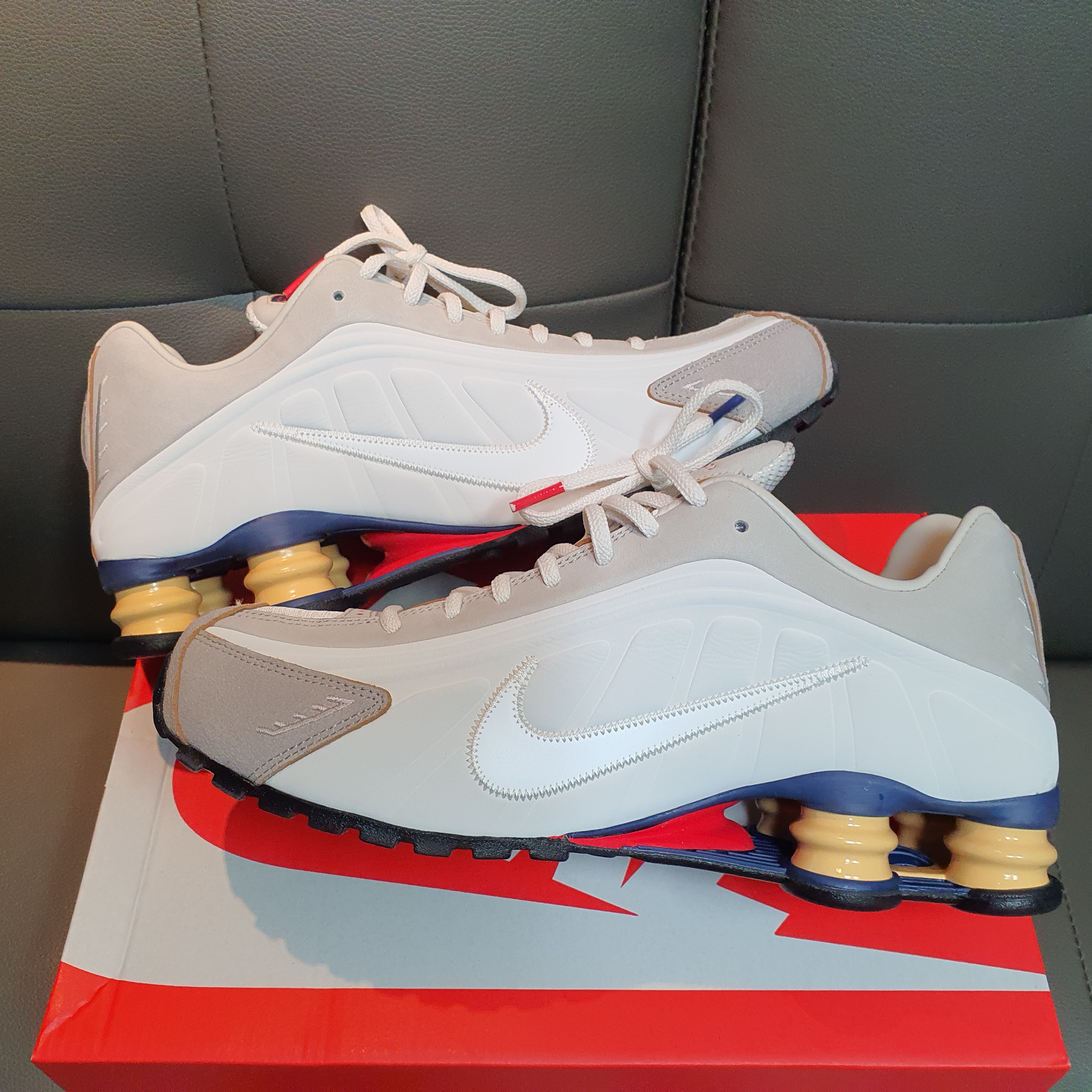 Nike Shox R4 PRM Light Iron Ore and Phantom 착용 스타일 - 1