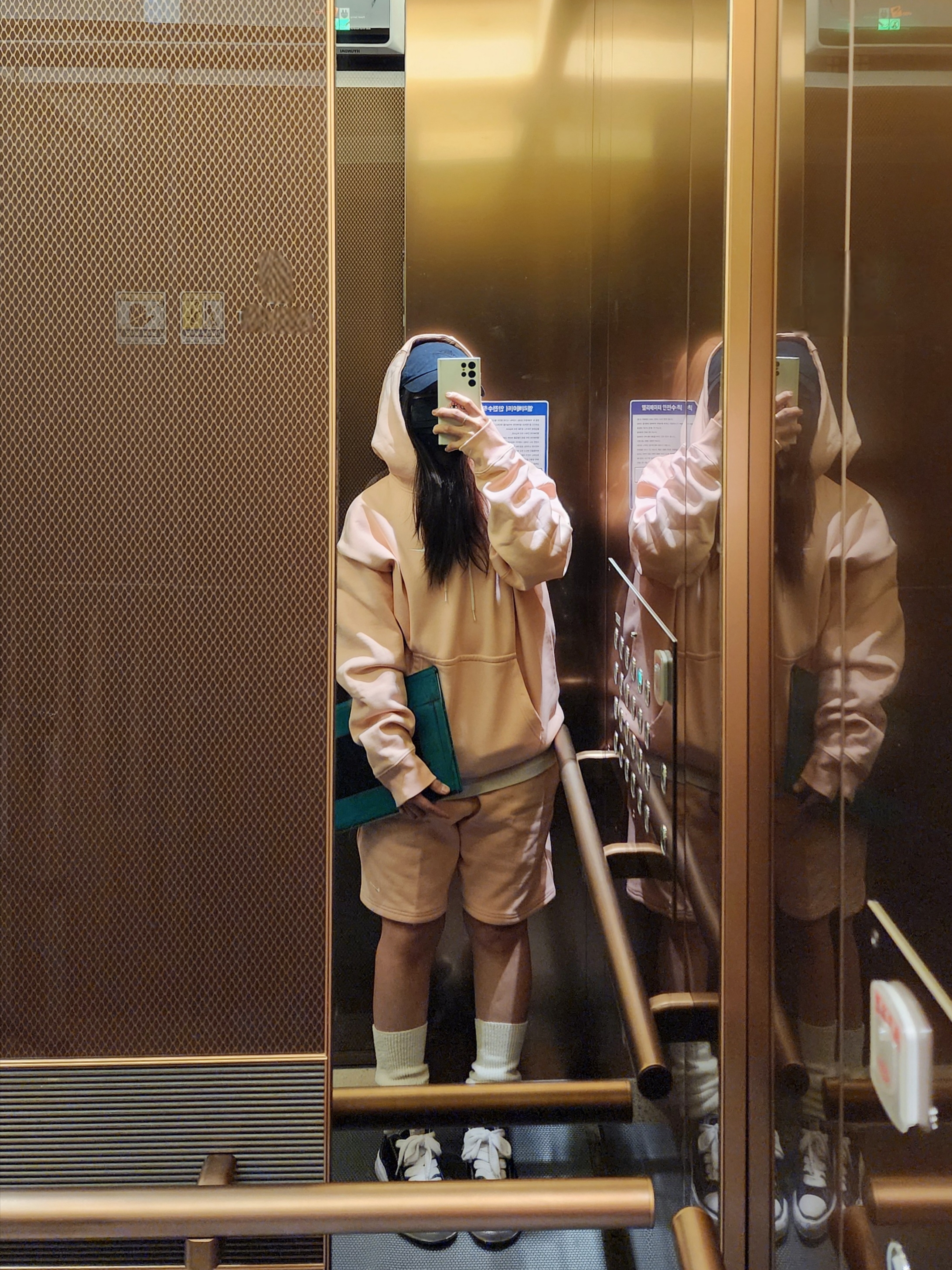 Nike NRG Solo Swoosh Fleece Shorts Bleached Coral - Asia, Nike NRG Solo Swoosh Fleece Hoodie Bleached Coral - US/EU 착용 스타일
