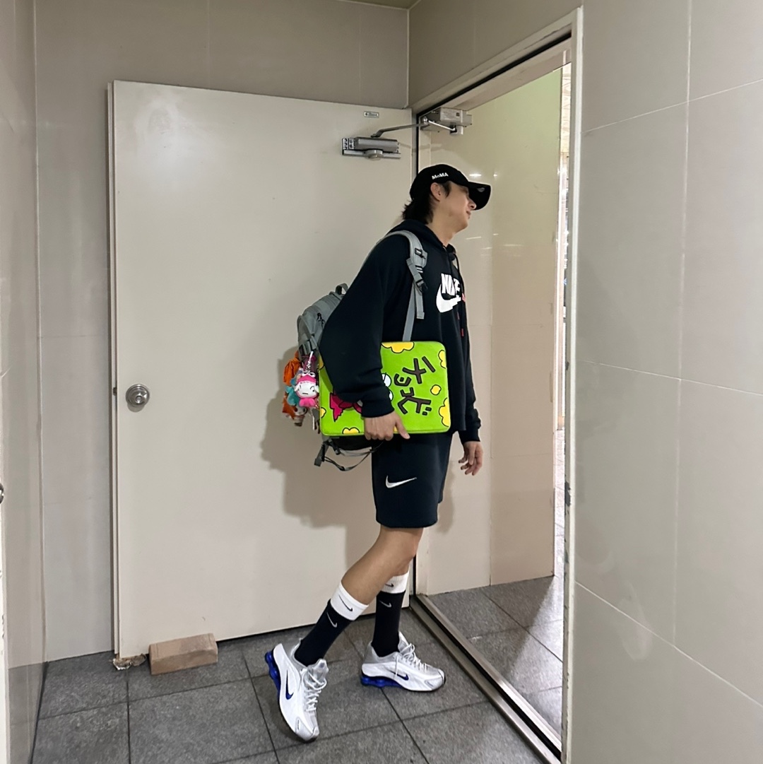 Nike Shox R4 White Racer Blue 착용 스타일