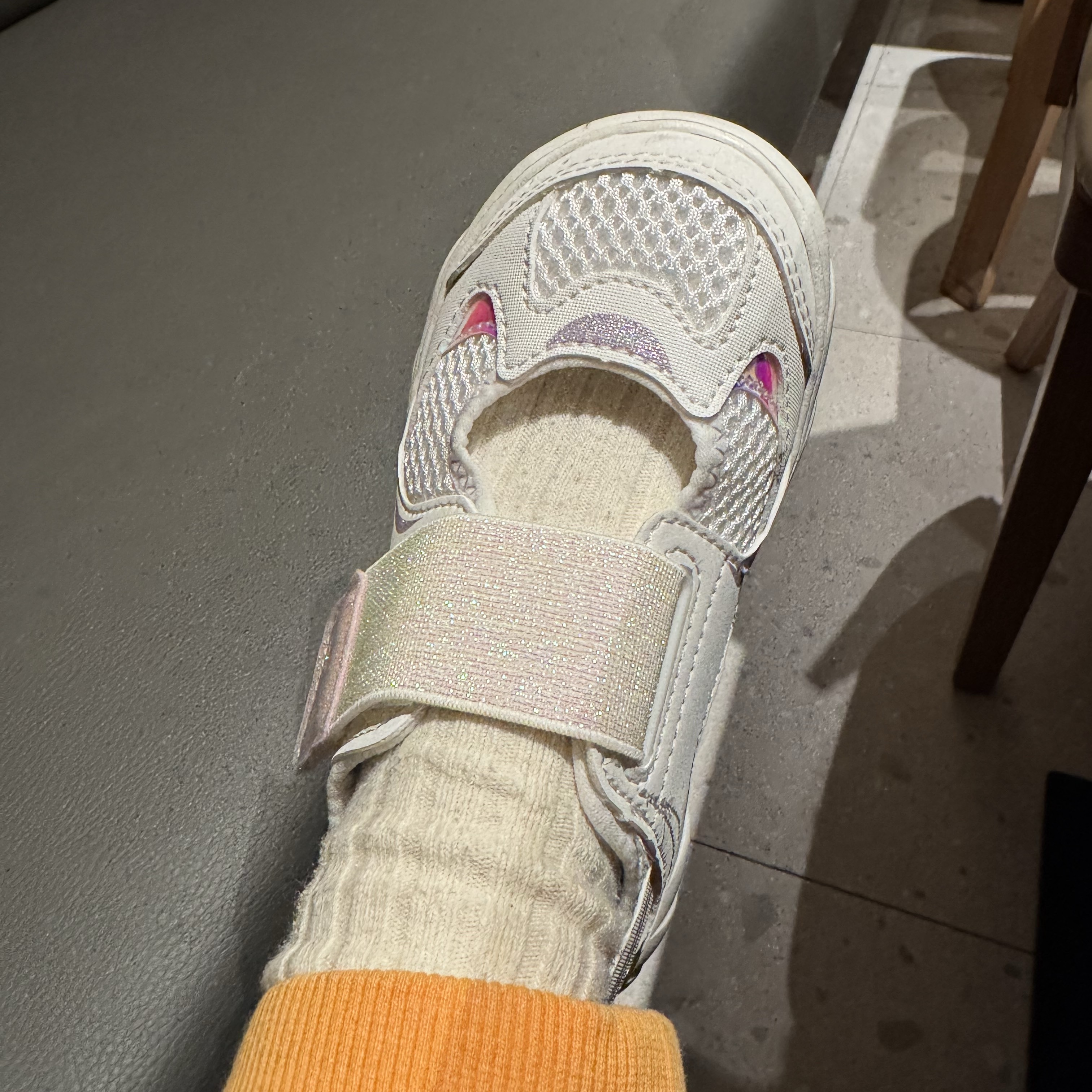 (Kids) New Balance Freedle 920 Sandal White 착용 스타일