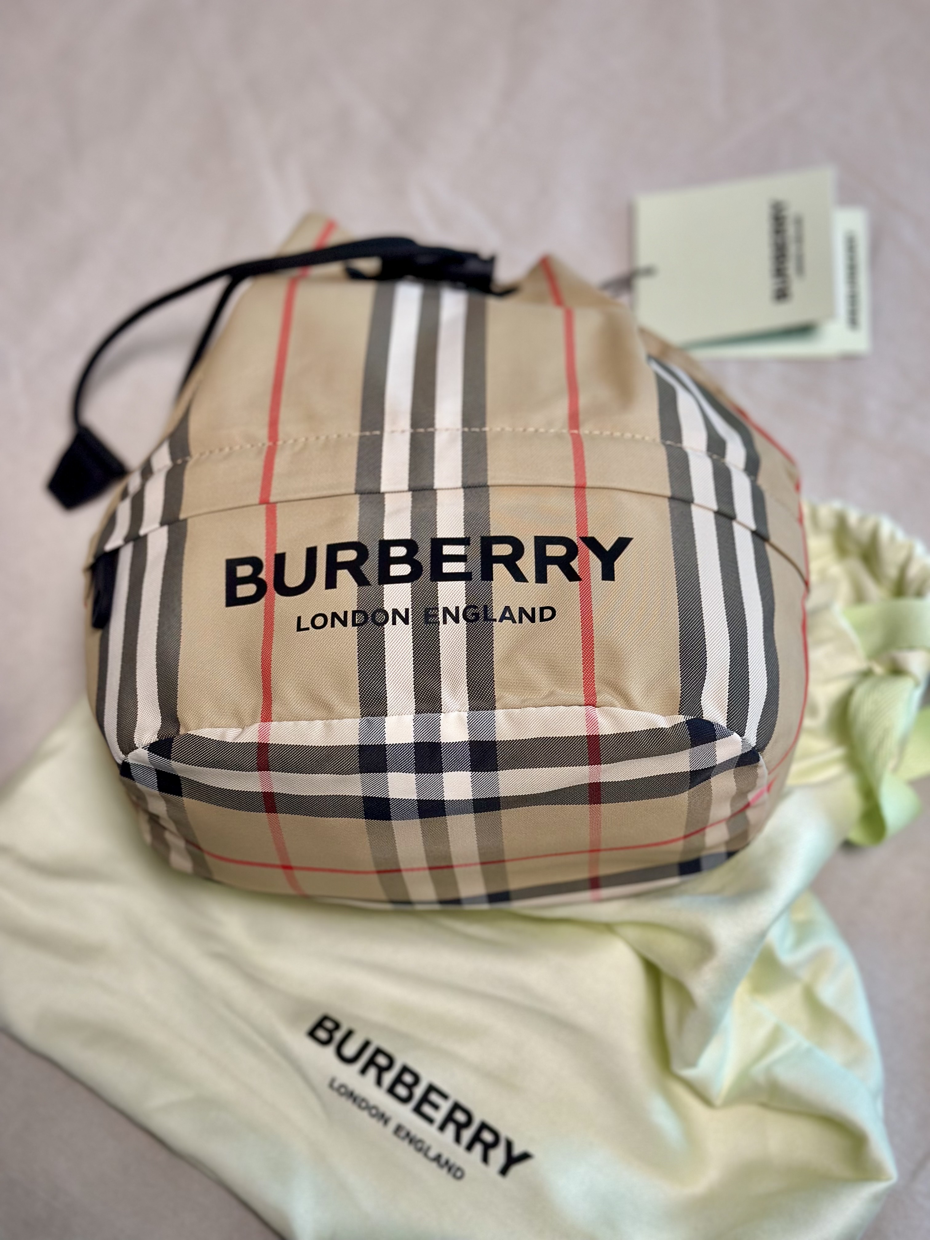 Burberry Icon Stripe Econyl Drawcord Pouch Archive Beige 착용 스타일