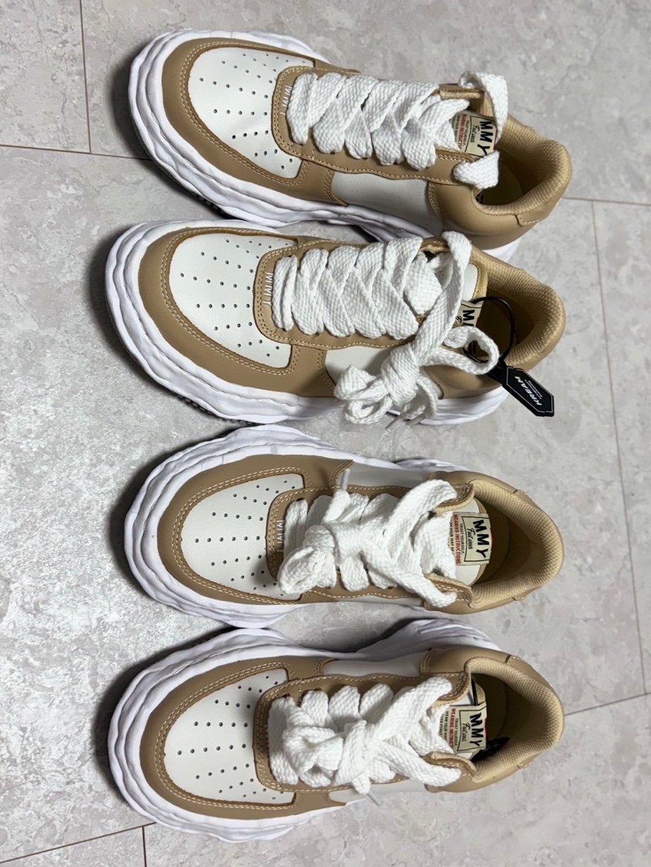 Maison Mihara Yasuhiro Wayne OG Sole Leather Low-top Sneakers Beige White 착용 스타일