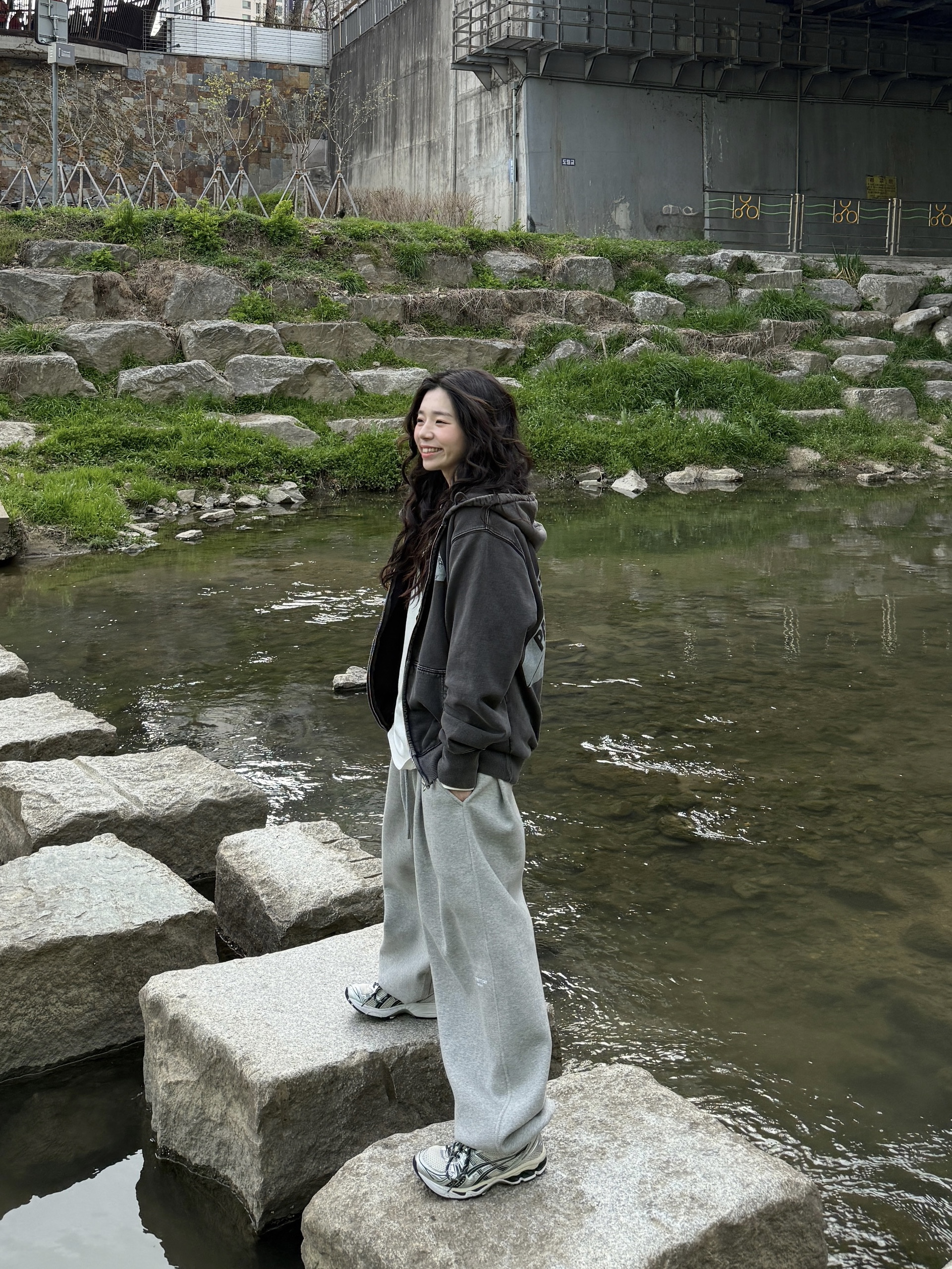 Palace Pigment Wash Tri-Ferg Zip Hood Black - 24SS, Undermycar Mu.03 Anti Fxxking Logo Play Oversized Sweat Jogger Melange Gray 착용 스타일 - 2