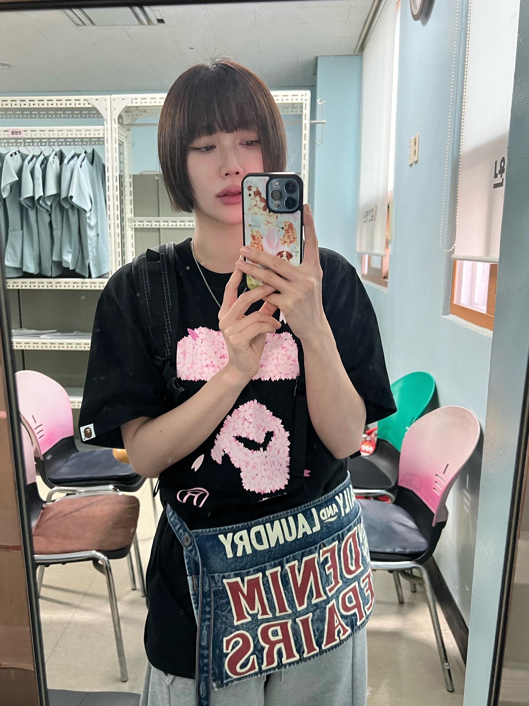 Kapital 13 oz. Denim Damaged Denim Repairspt Short Ad Apron Indigo (Processing), BAPE Sakura Ape Face T-Shirt Black 착용 스타일 - 1