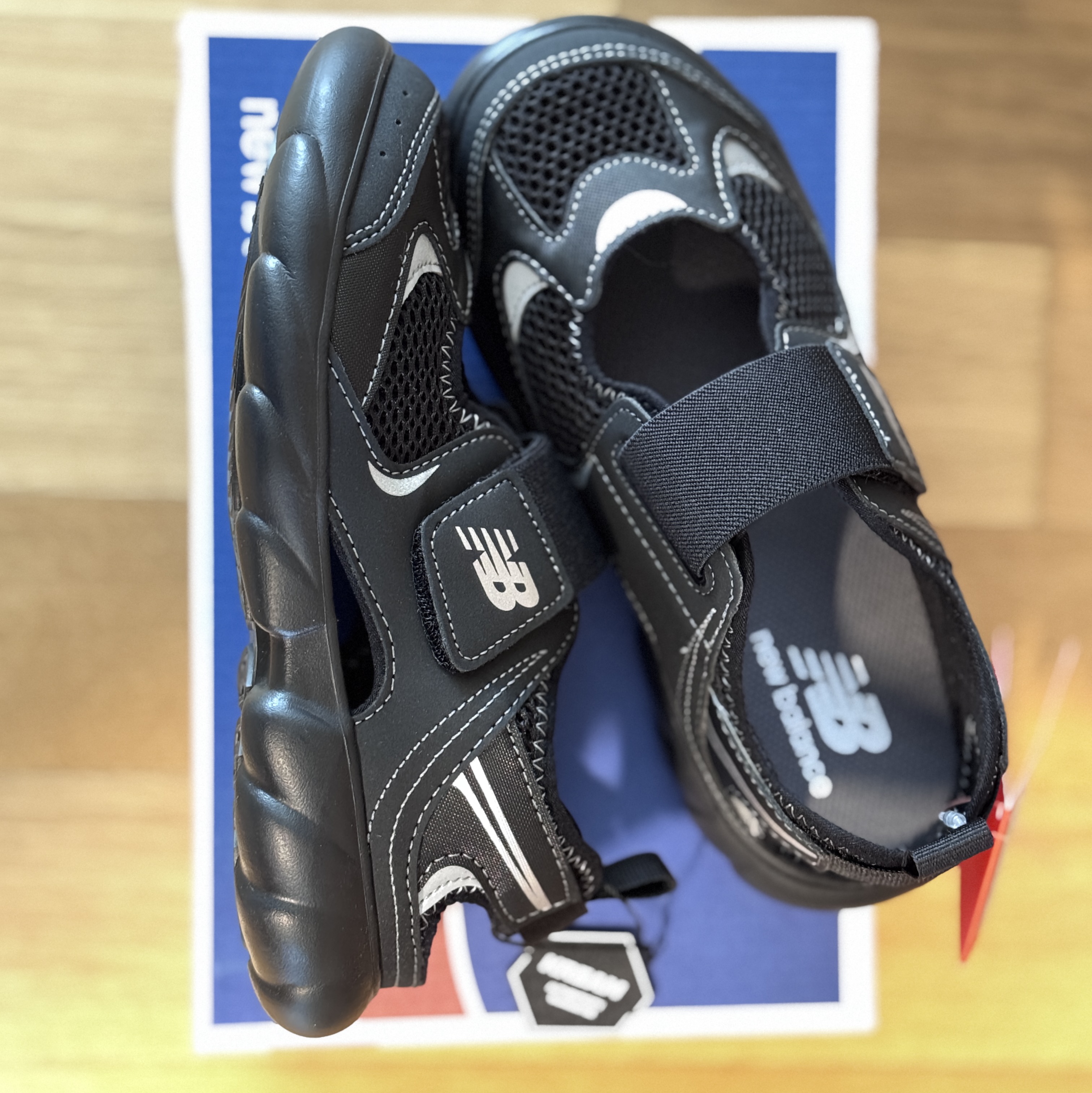 (Kids) New Balance Freedle 920 Sandal Black 착용 스타일 - 1
