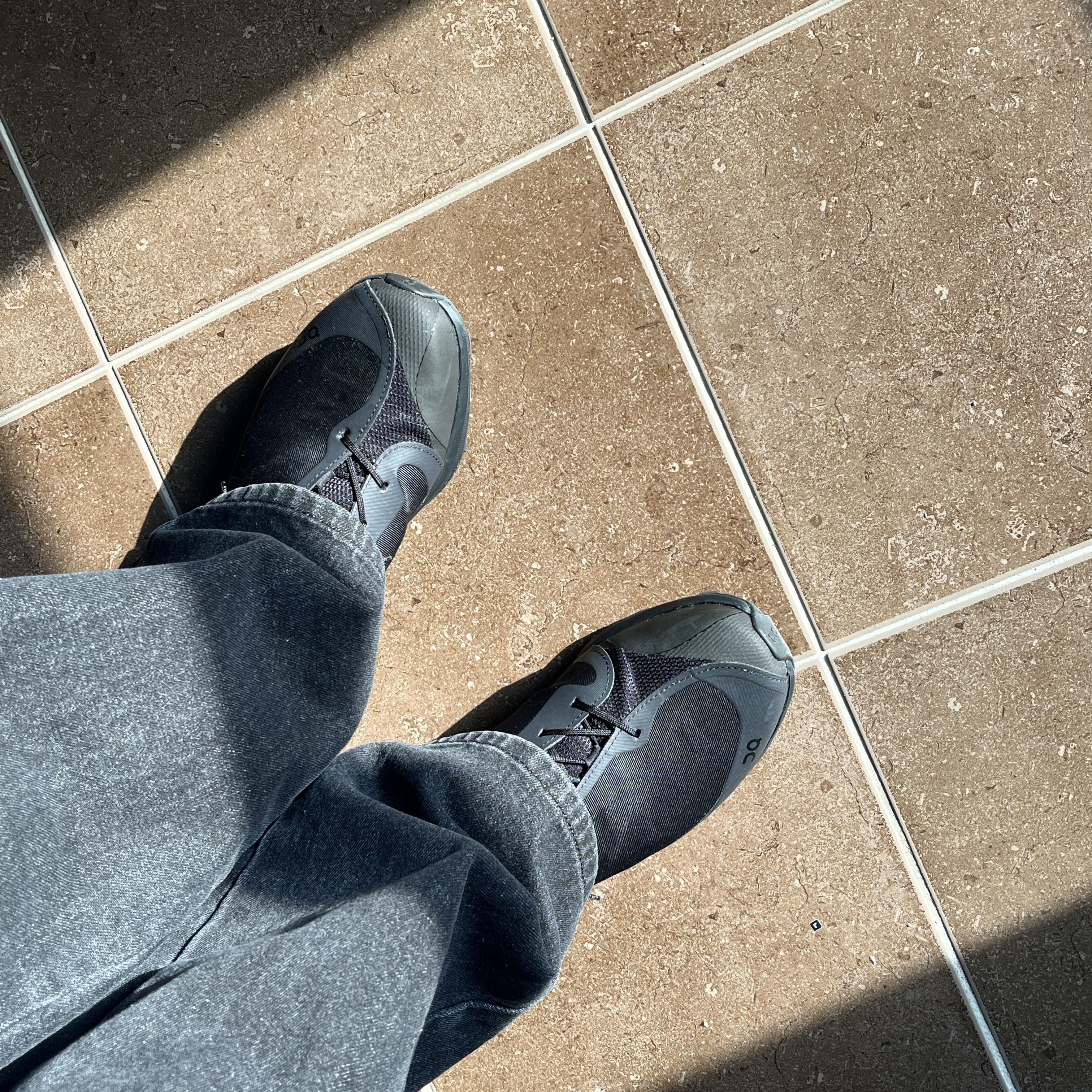 On Running x Post Archive Faction (Paf) Cloudventure Peak All Black 착용 스타일