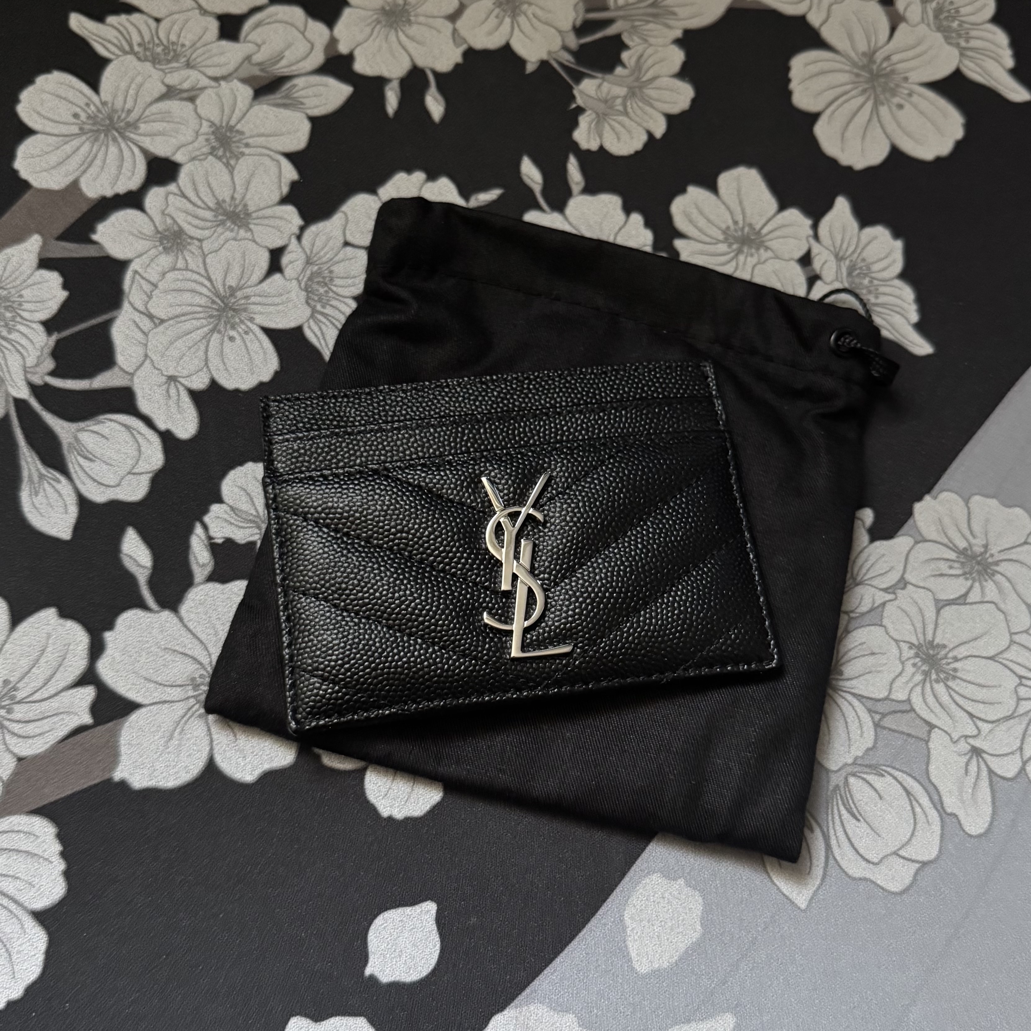 Saint Laurent Cassandre Matelasse Card Case in Grain De Poudre Embossed Leather Black 착용 스타일