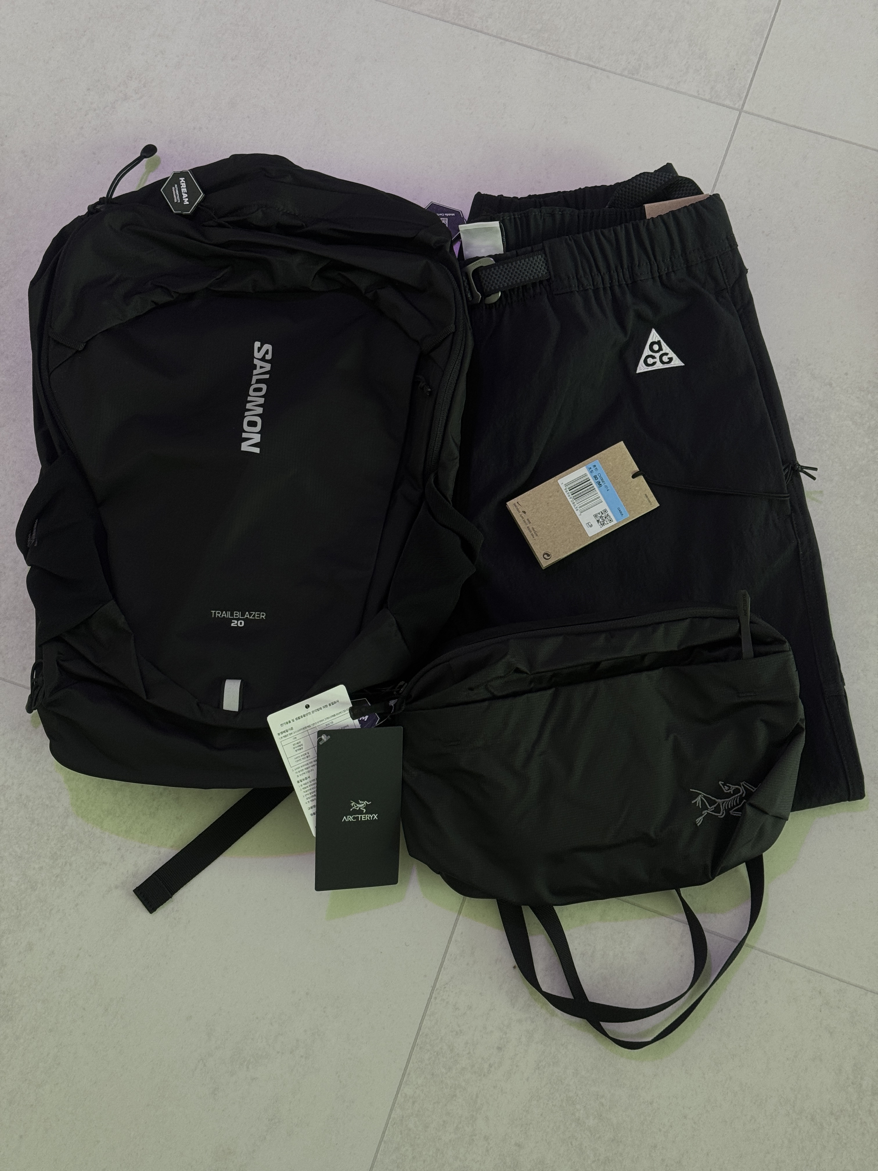Salomon Trailblazer 20 Black, Arc'teryx Heliad 6 Crossbody Bag Black 착용 스타일