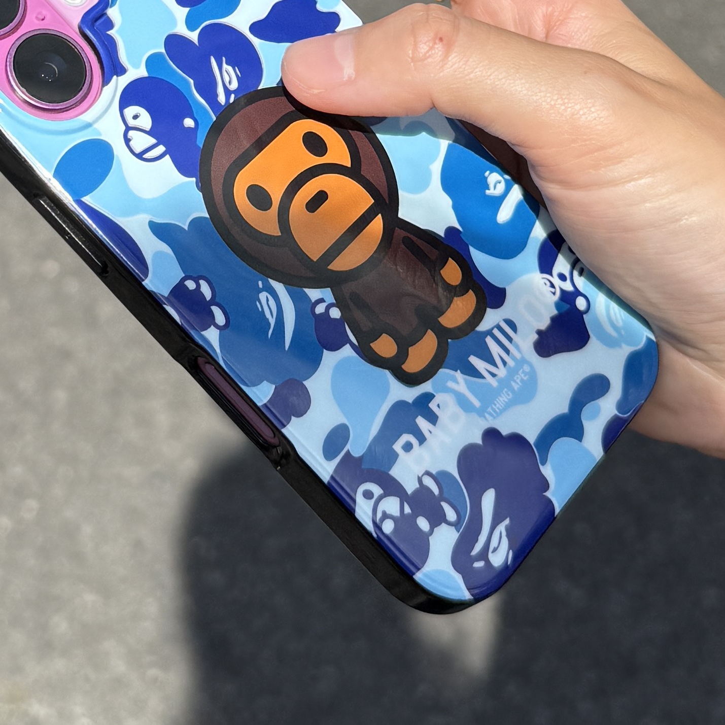 BAPE ABC Milo Camo iPhone 16 Case Blue 착용 스타일