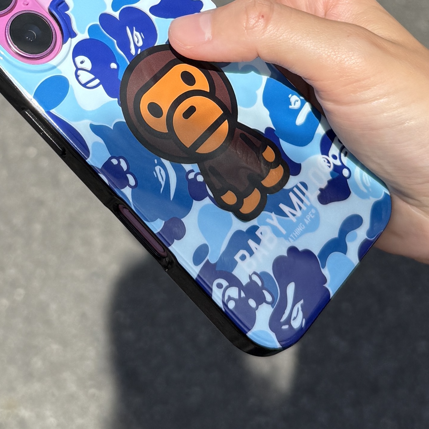 BAPE ABC Milo Camo iPhone 16 Pro Case Blue 착용 스타일