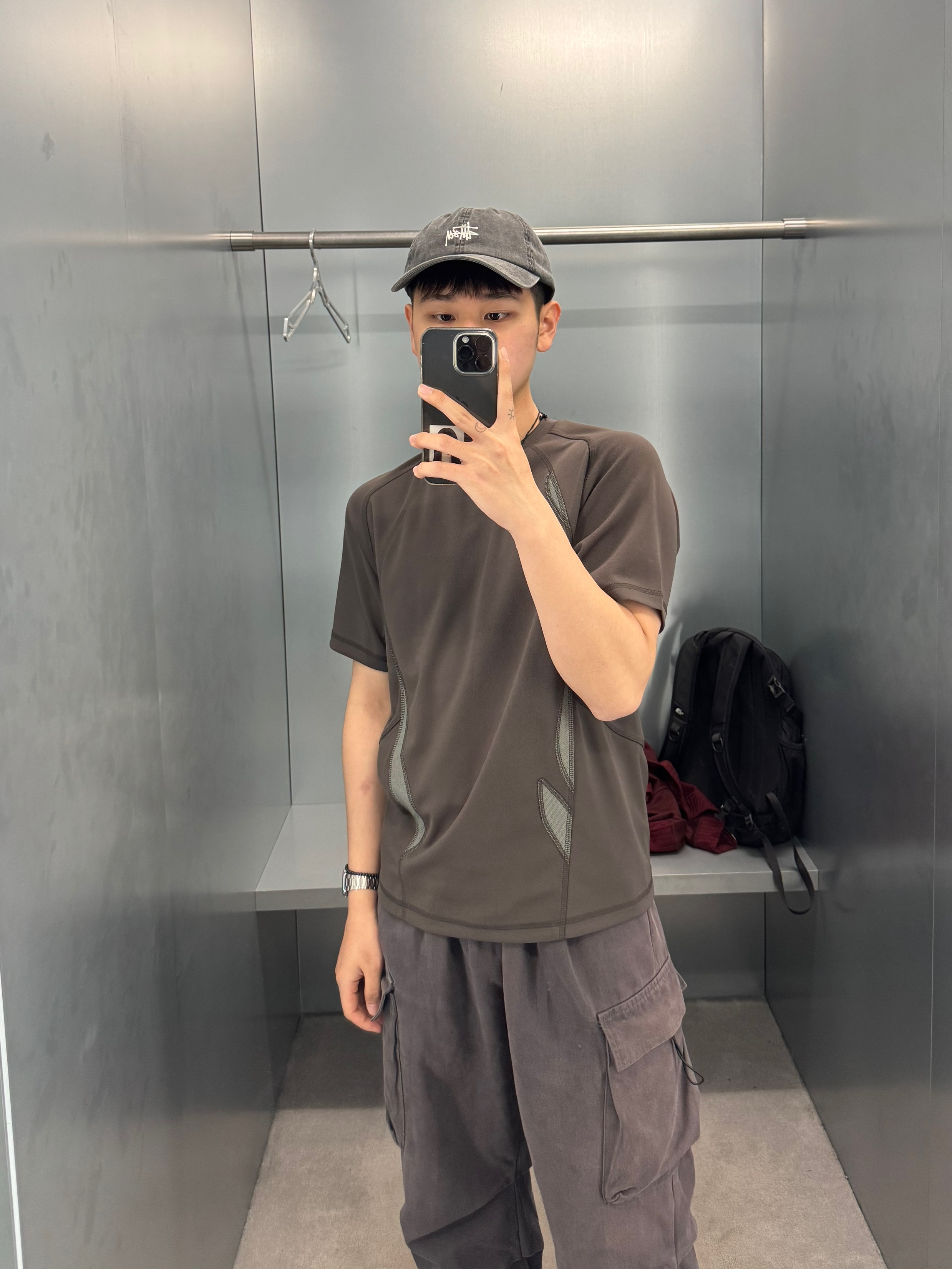 Sansan Gear Flowing Panel T-Shirt Mud Khaki, Stussy Washed Basic Low Pro Cap Charcoal 착용 스타일