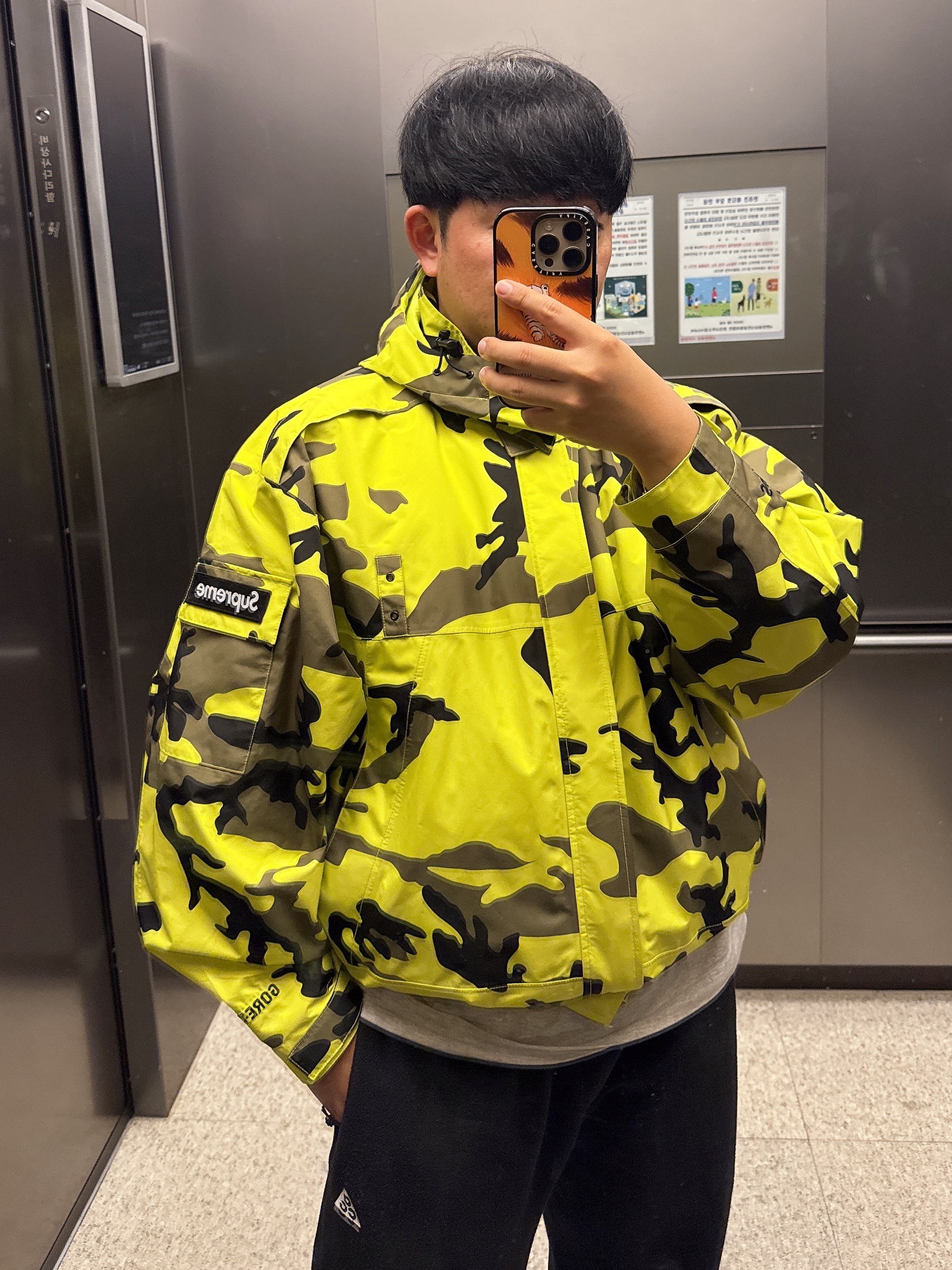 Supreme 2-in-1 Gore-Tex Shell + Quilted Liner Vest Fluorescent Camo - 25SS 착용 스타일