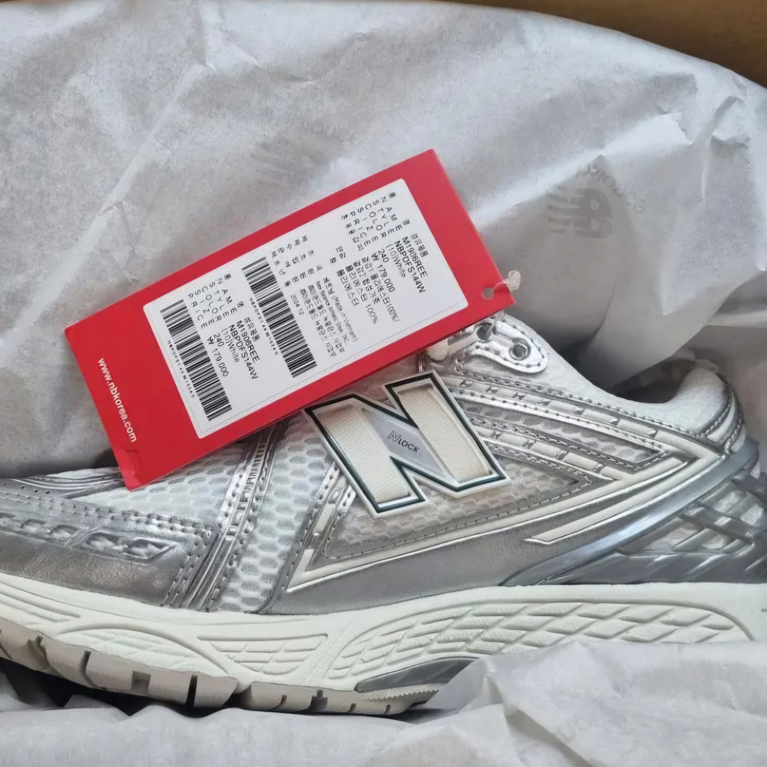 New Balance 1906R Silver Metallic Sea Salt 착용 스타일