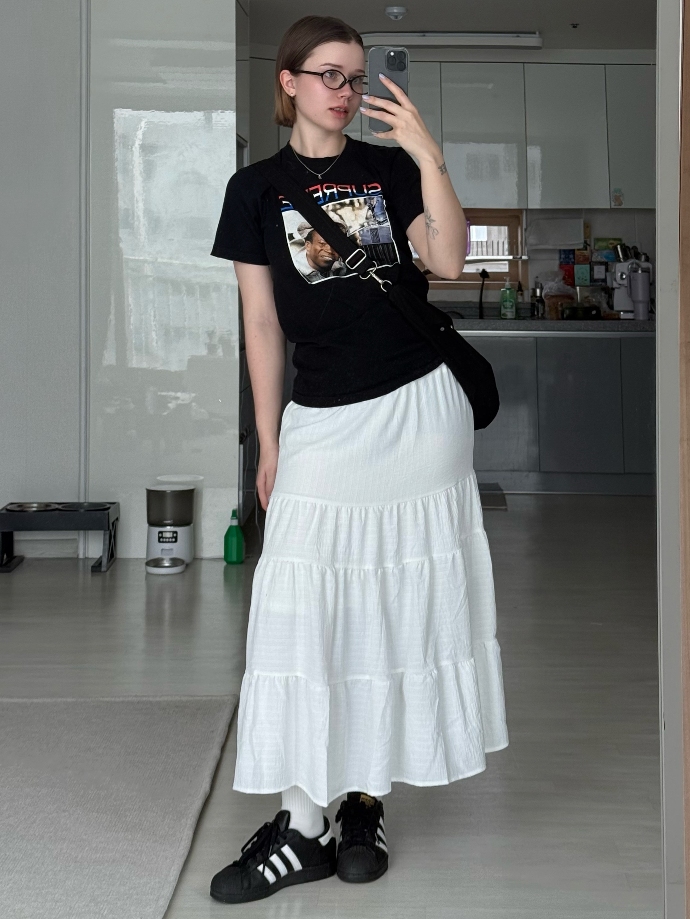 Adidas Superstar Core Black White 착용 스타일 - 1