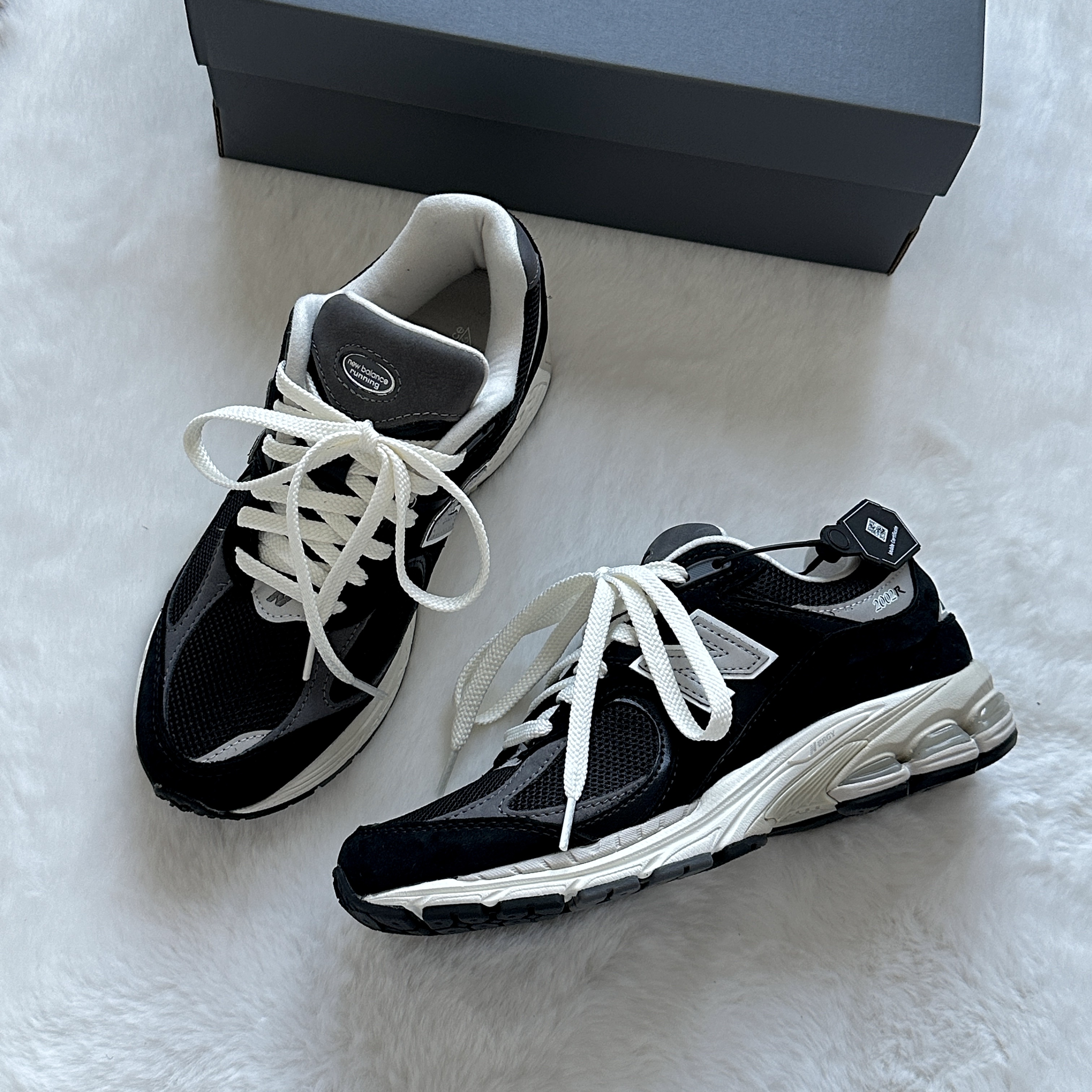 New Balance 2002R Premium Vintage Black 착용 스타일
