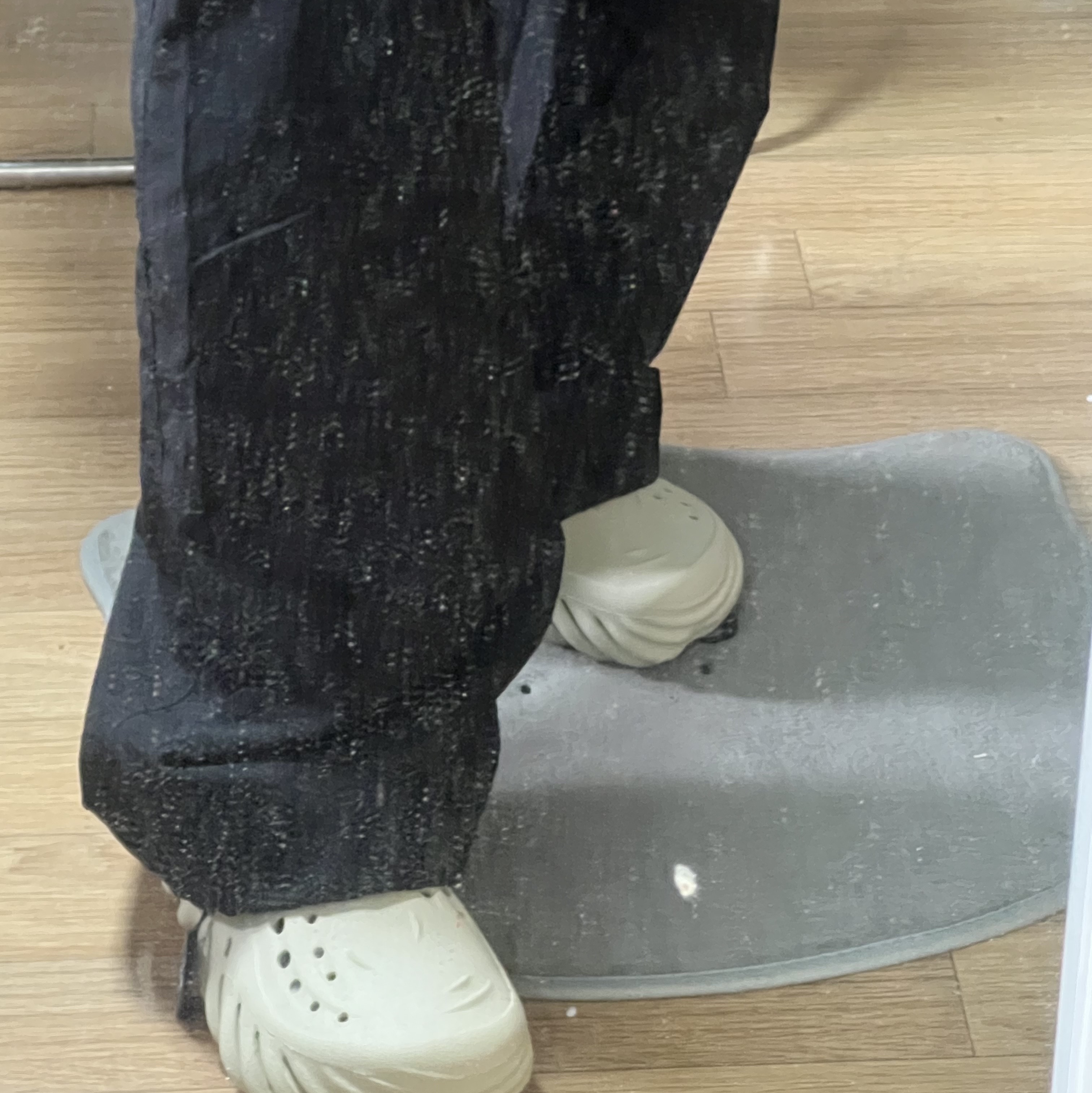 Crocs Echo Clog Bone Black 착용 스타일 - 2